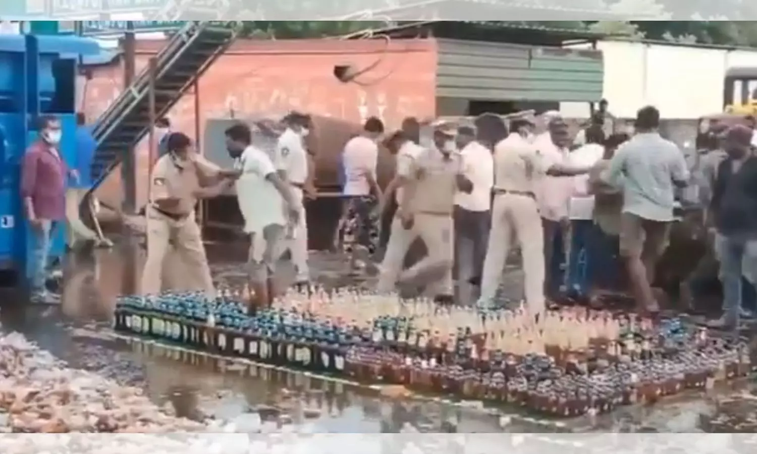 Gunturs liquor lovers loot alcohol bottles during police destruction drive