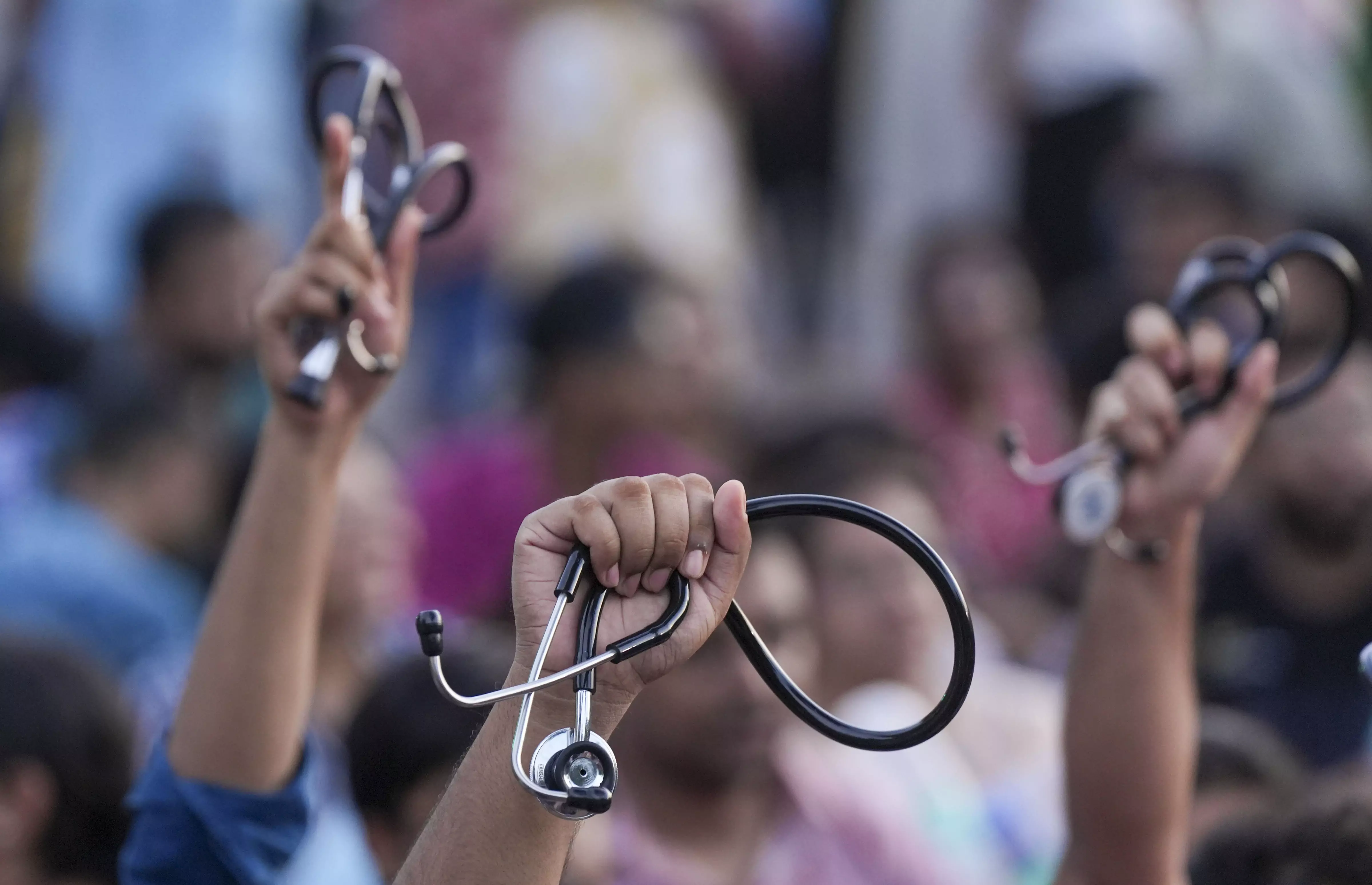 Kolkata Docs Defy SC, Refuse to Join Duty