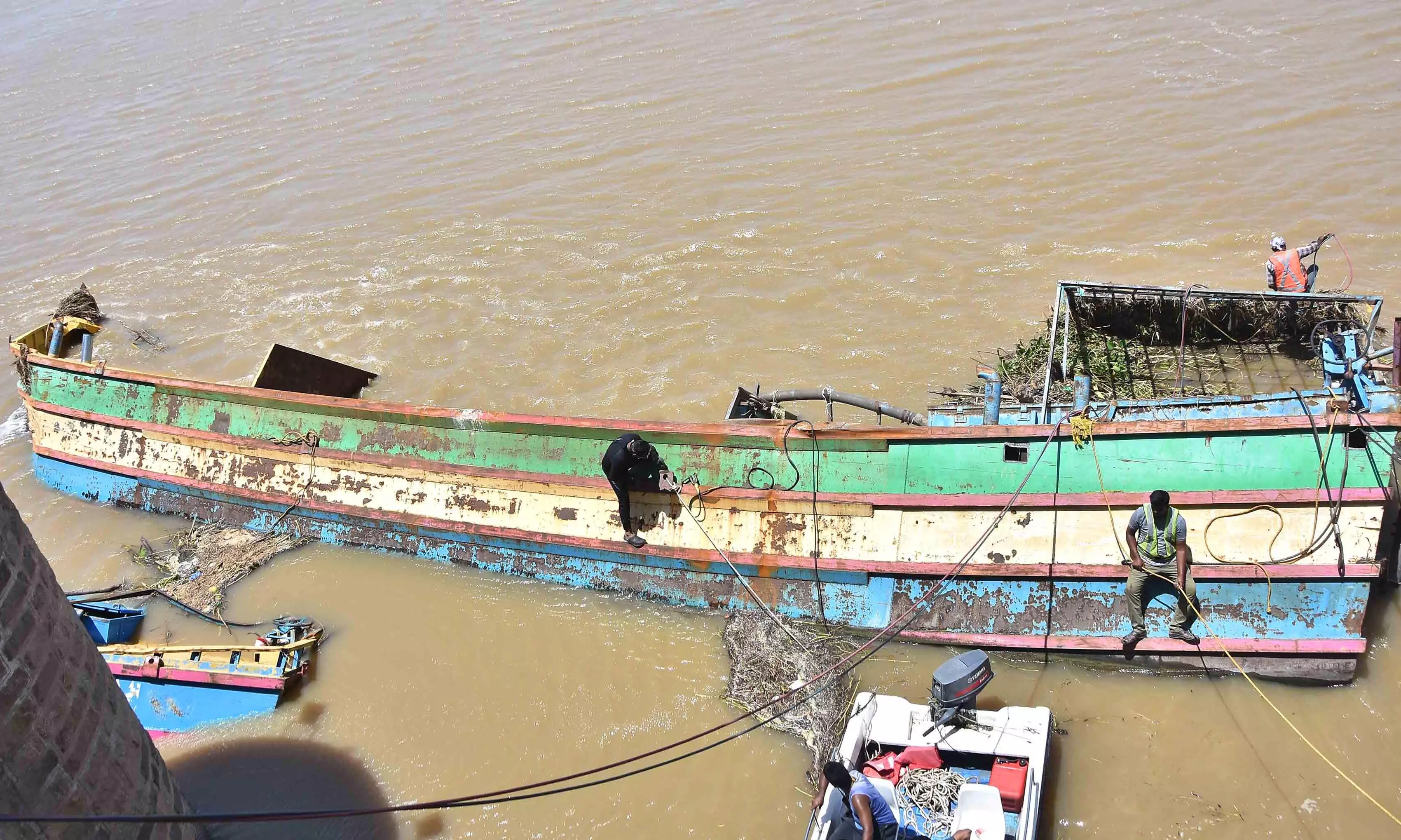 Work on to Cut Boats Stuck at Prakasam Barrage Gates