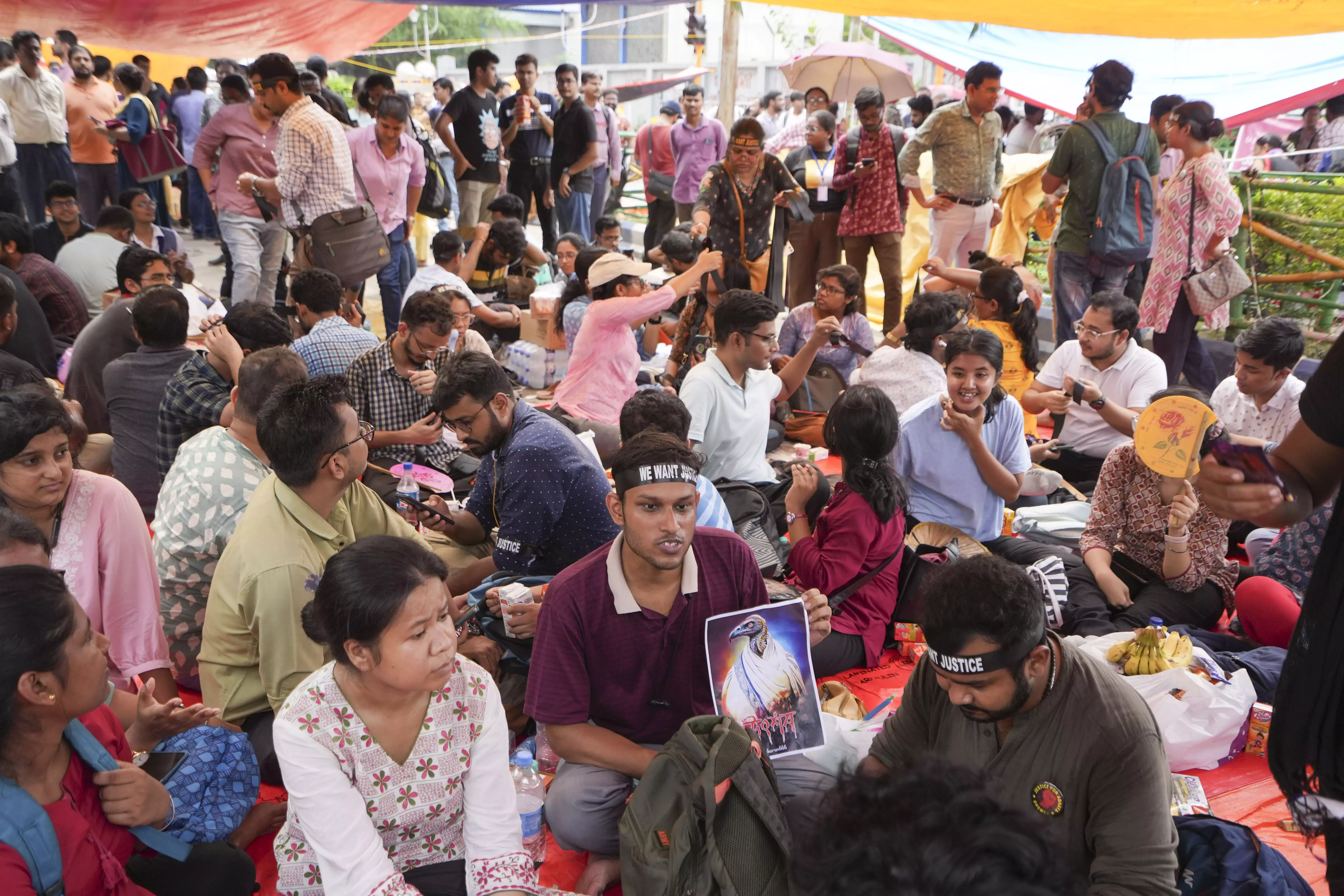 Bengal: Junior doctors continue cease work, sit-in over medics rape-murder