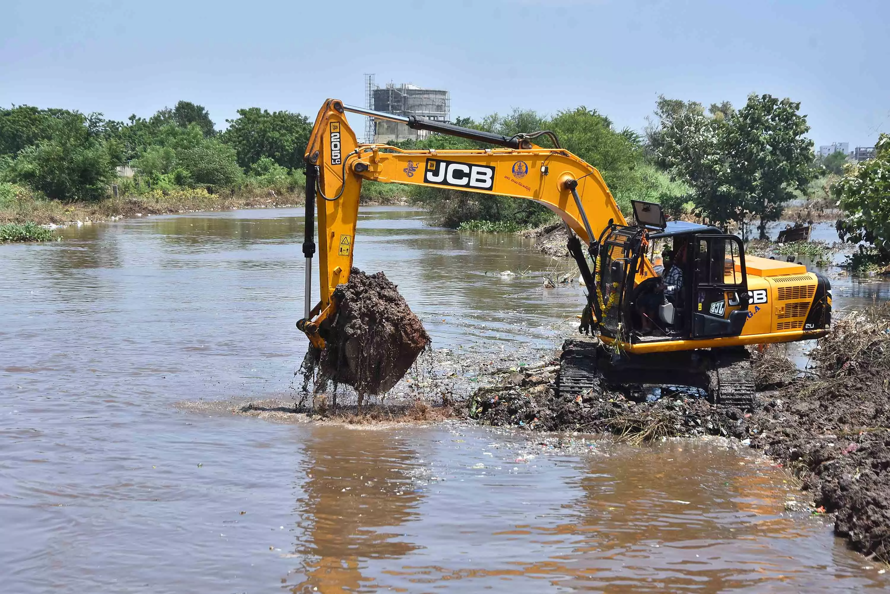 AP: Motor pumps clearing stagnant Budameru floodwater