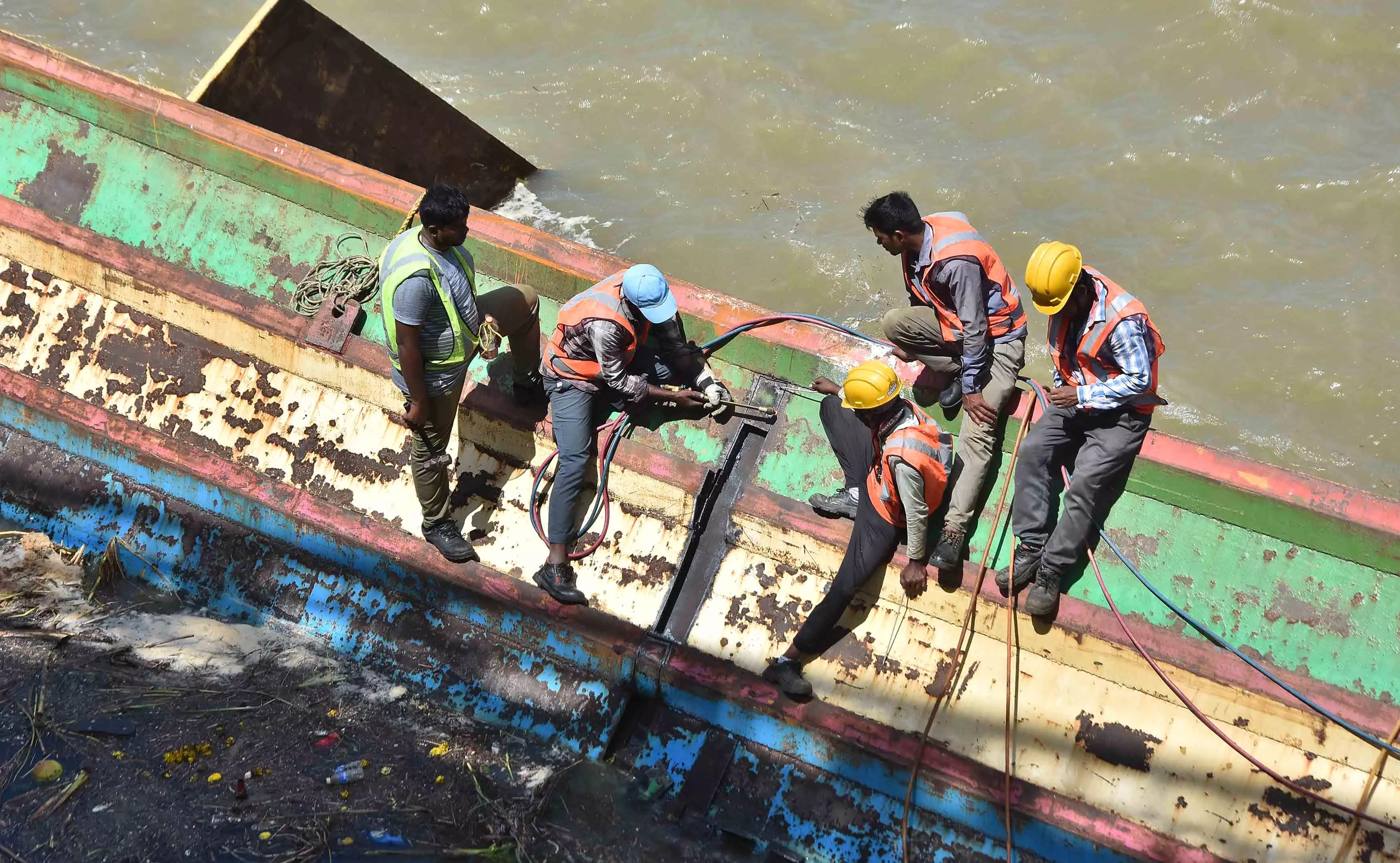 Works to Salvage Damaged Boats Continue at Praksam Barrage