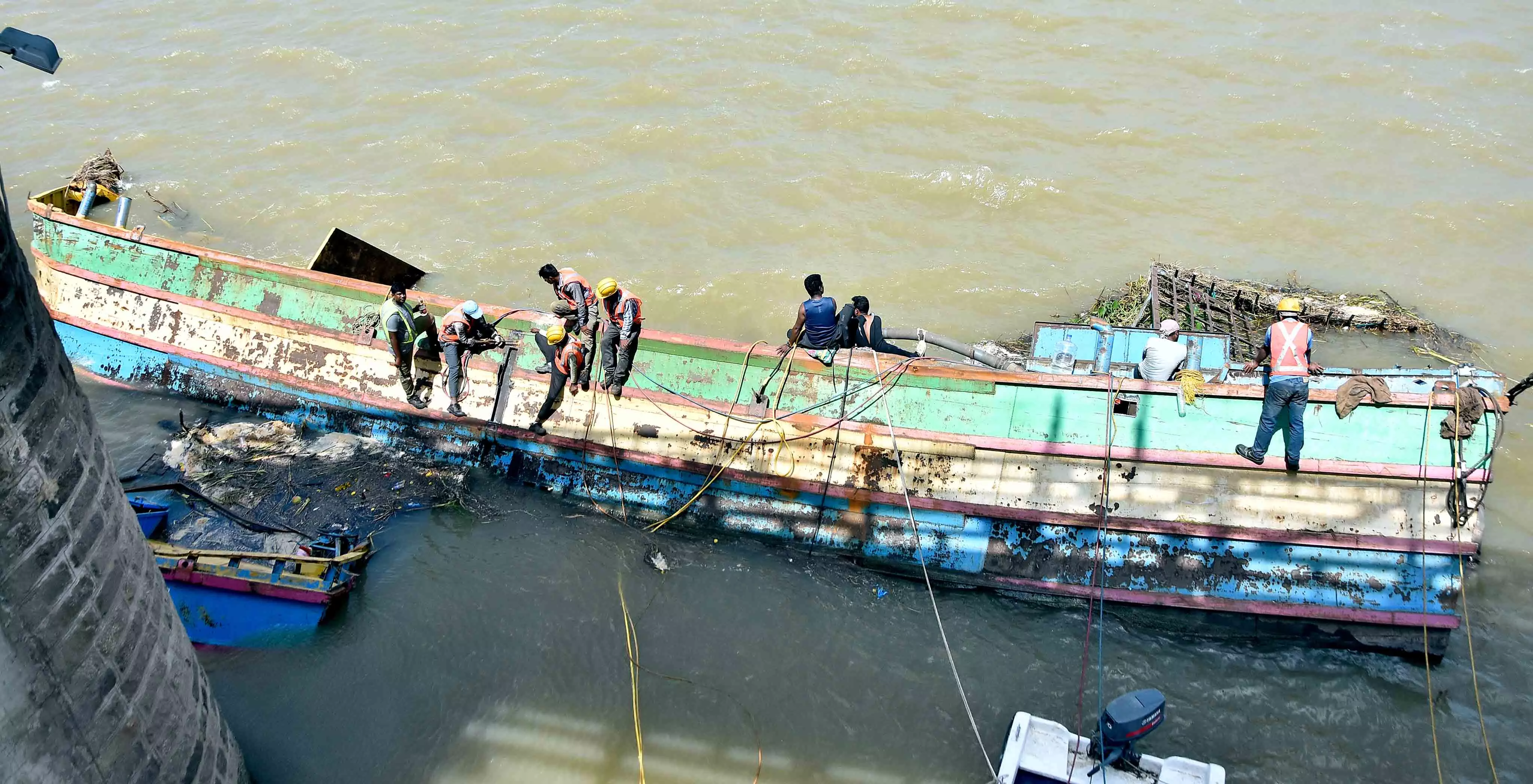 Prakasam Barrage: Stranded Boats to be Pulled Towards Bund with Heavy Duty Excavator