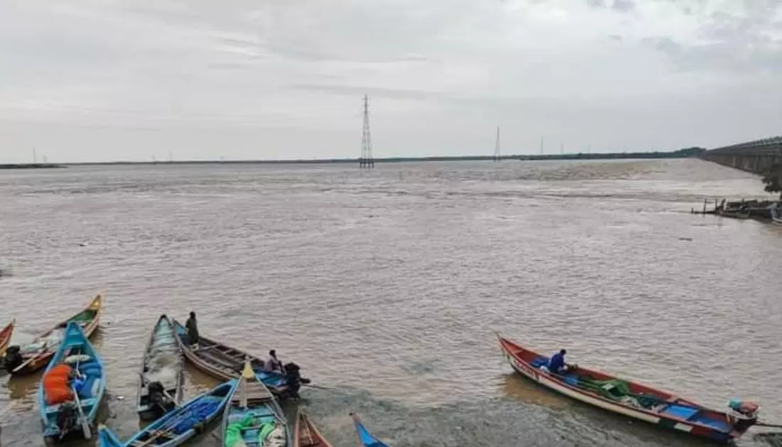 Water Level Falls in Godavari at Cotton Barrage