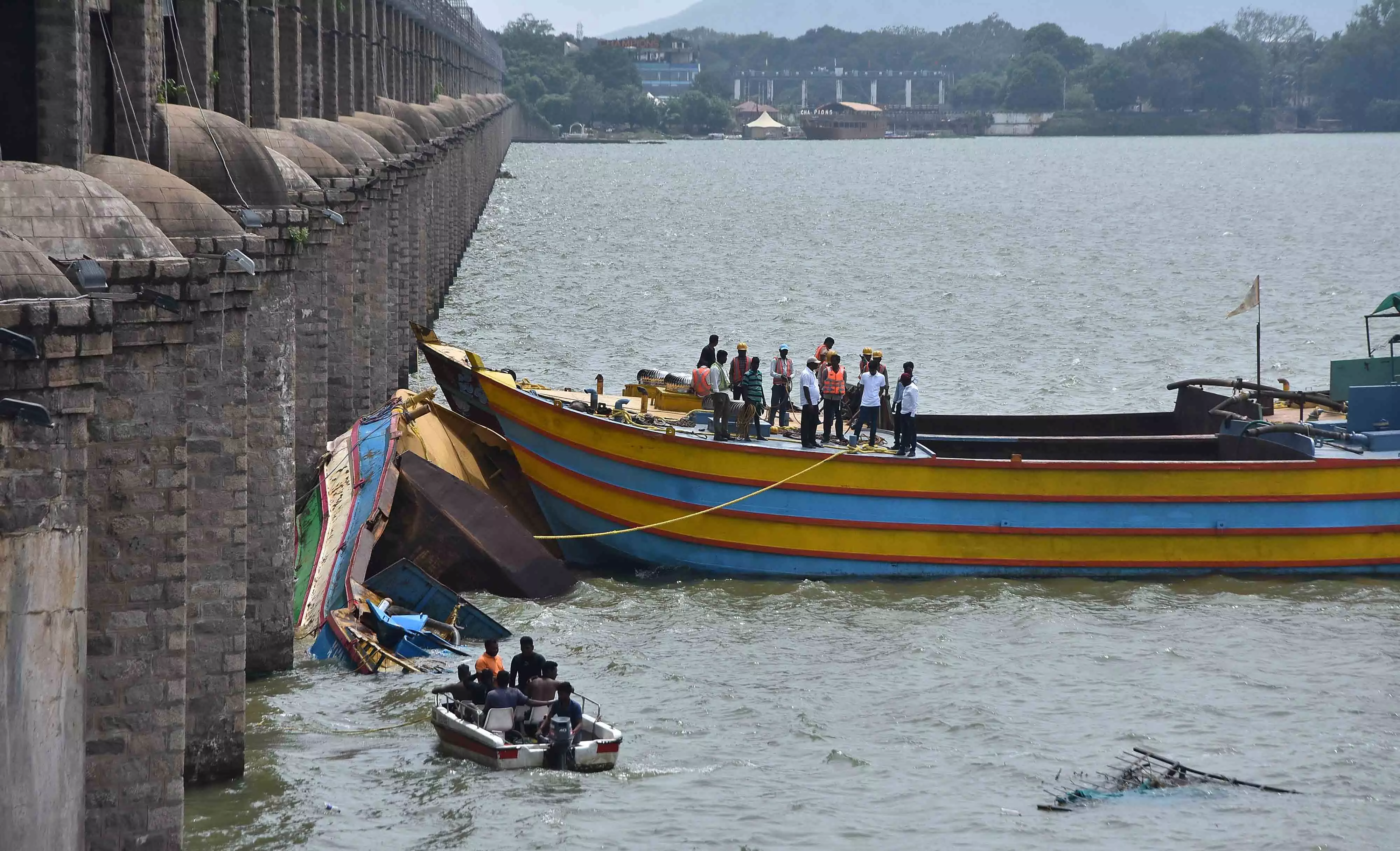 Fresh tactic to salvage stranded boats from Krishna River near Prakasam Barrage