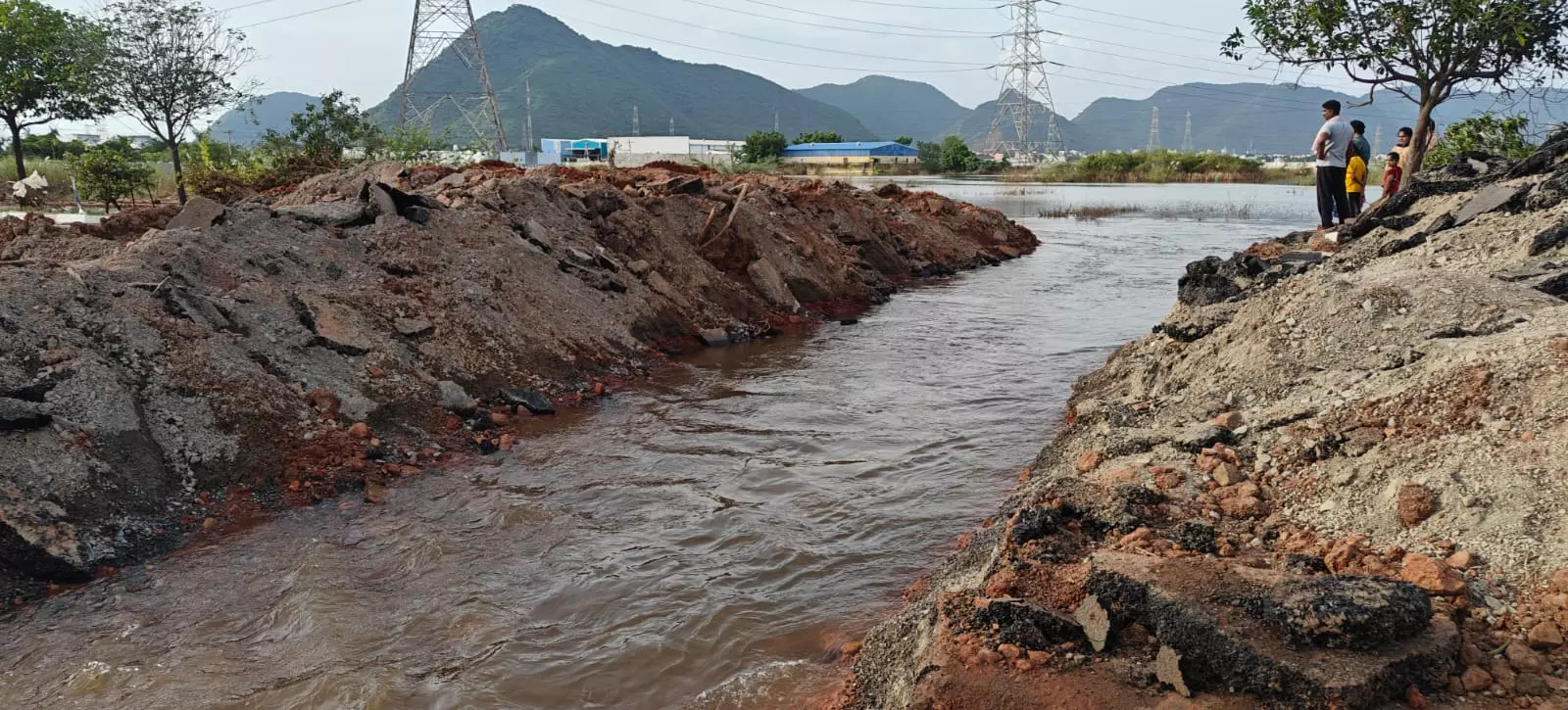 Panic in Vijayawada over rumours of floods recurring in Budameru