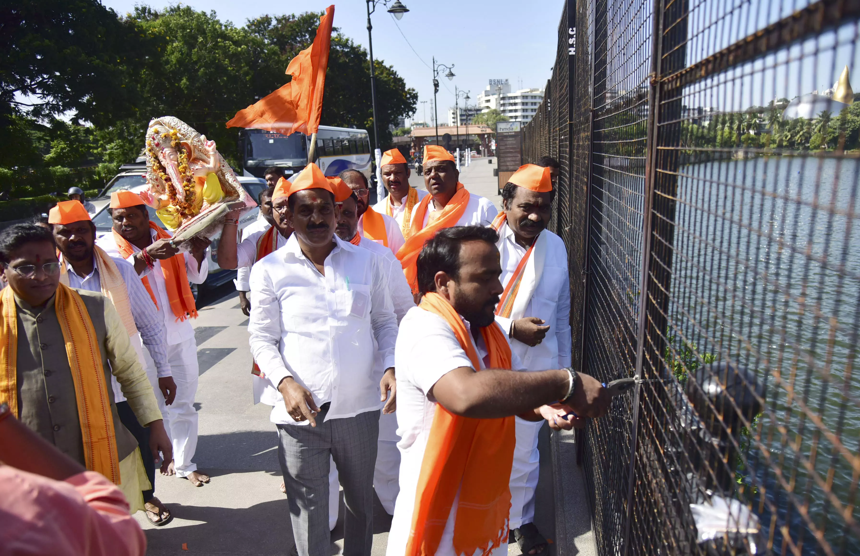 Bhagyanagar Ganesh Utsav Samithi Removes Barricades at Tank Bund