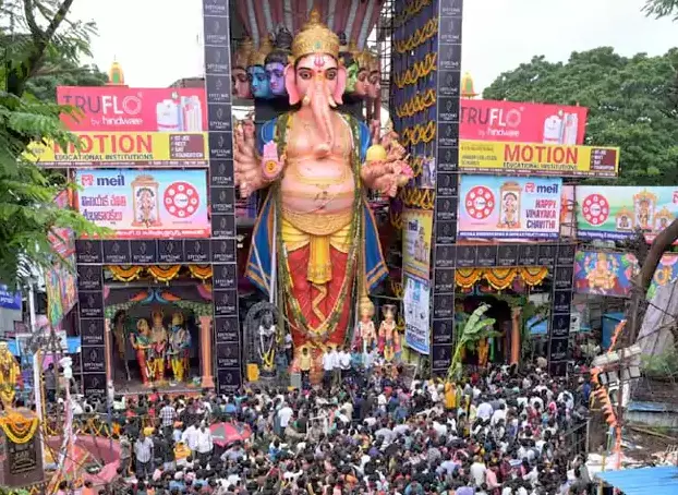 Crowd surges at Khairatabad for glimpse of giant Ganesh