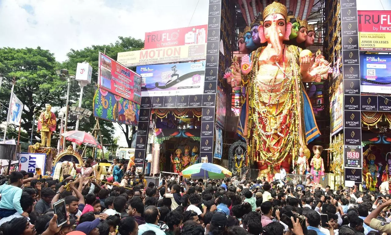 Long Weekend Draws Large Crowds to Khairatabad Ganesh