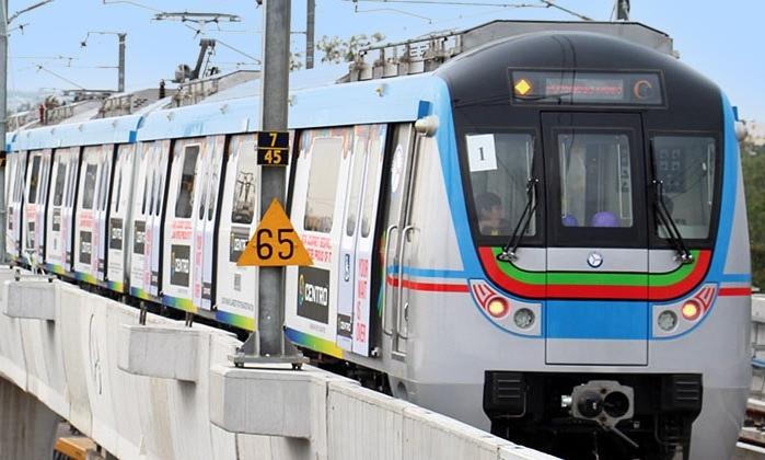 Chaos at Overcrowded Khairatabad Metro Station