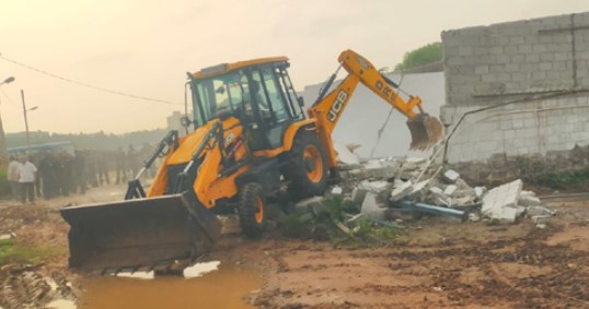 HYDRAA Demolishes Unauthorised Structures in Nallacheruvu, Kukatpally