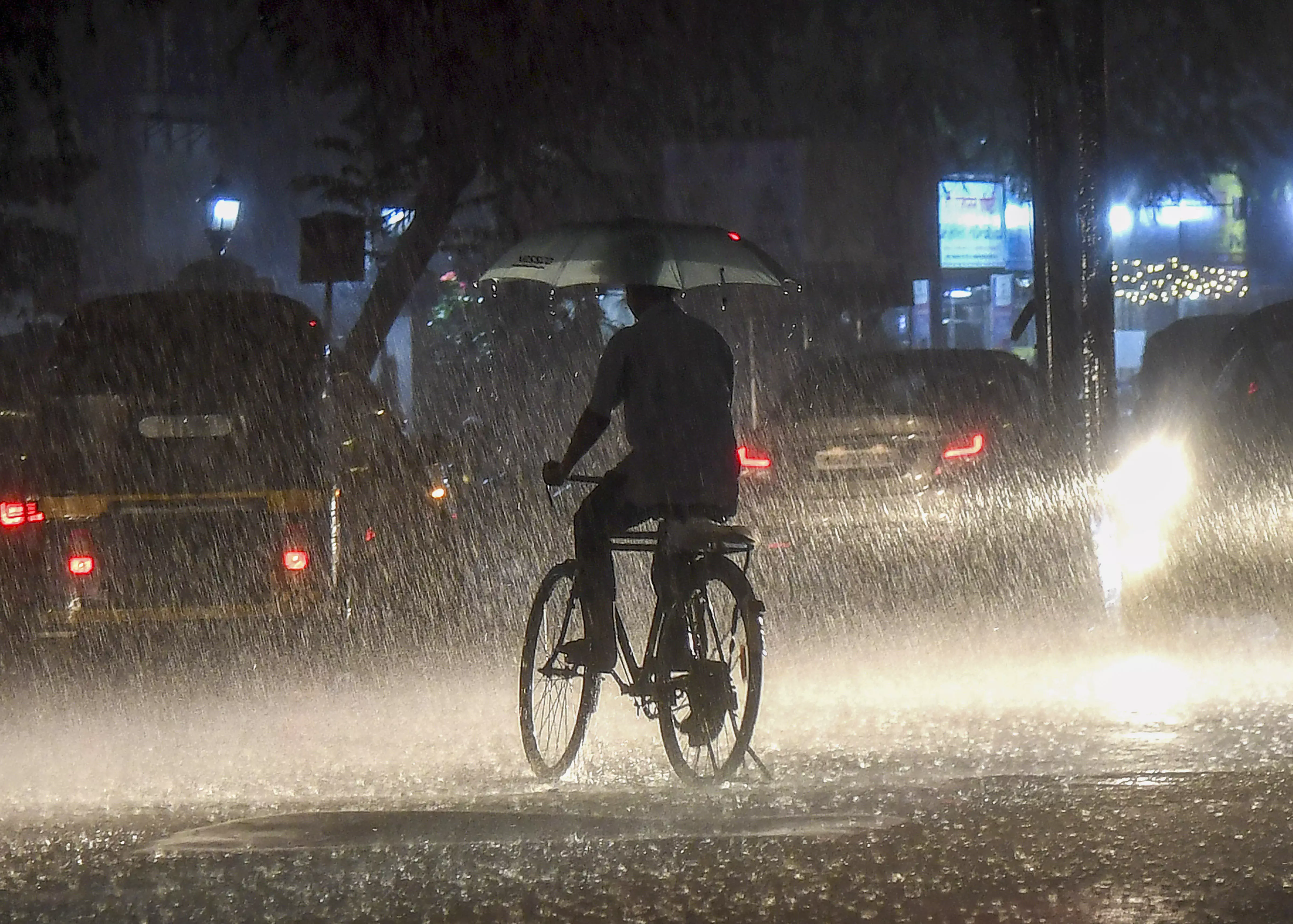 Heavy rains hit Mumbai: Holiday for schools and colleges today