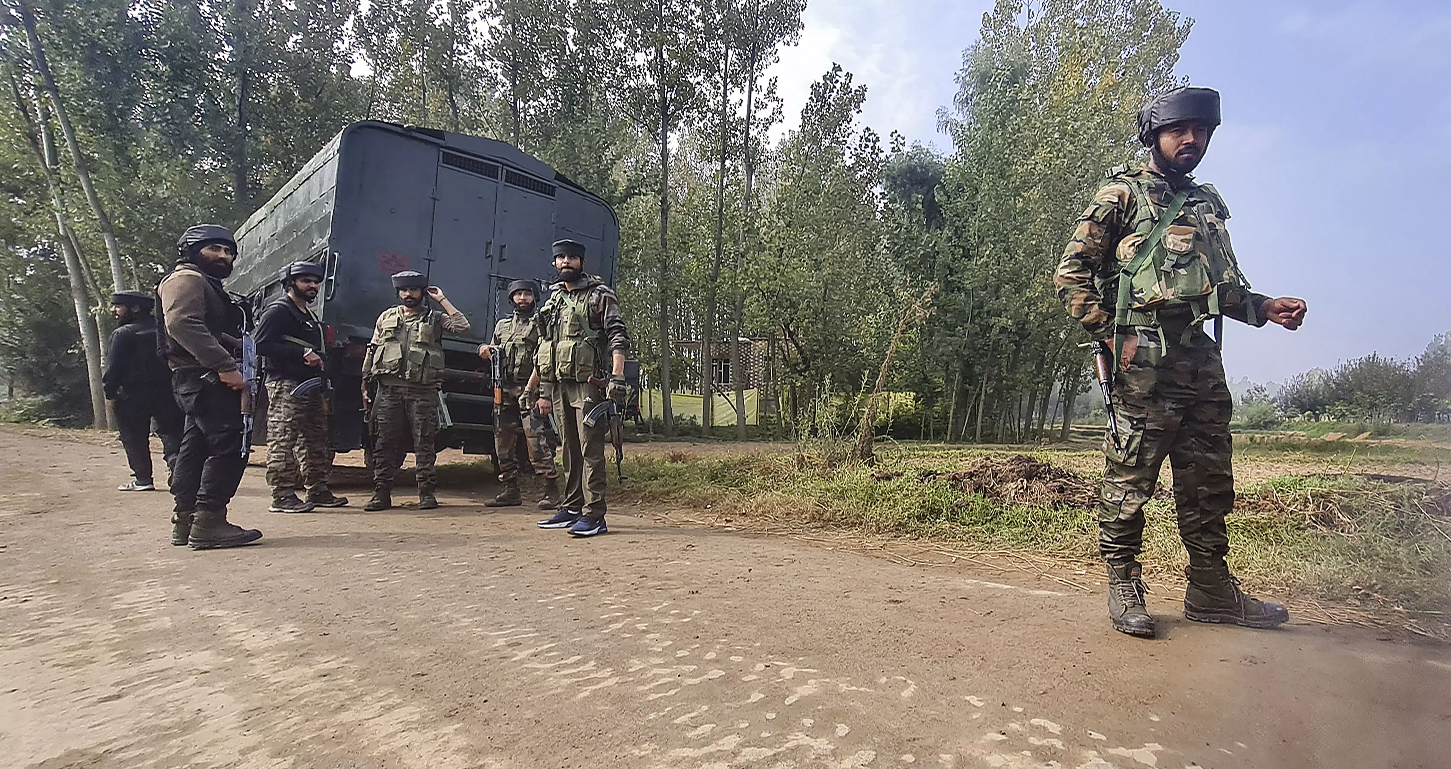 4 security personnel, traffic police officer injured in encounter with terrorists in J-Ks Kulgam