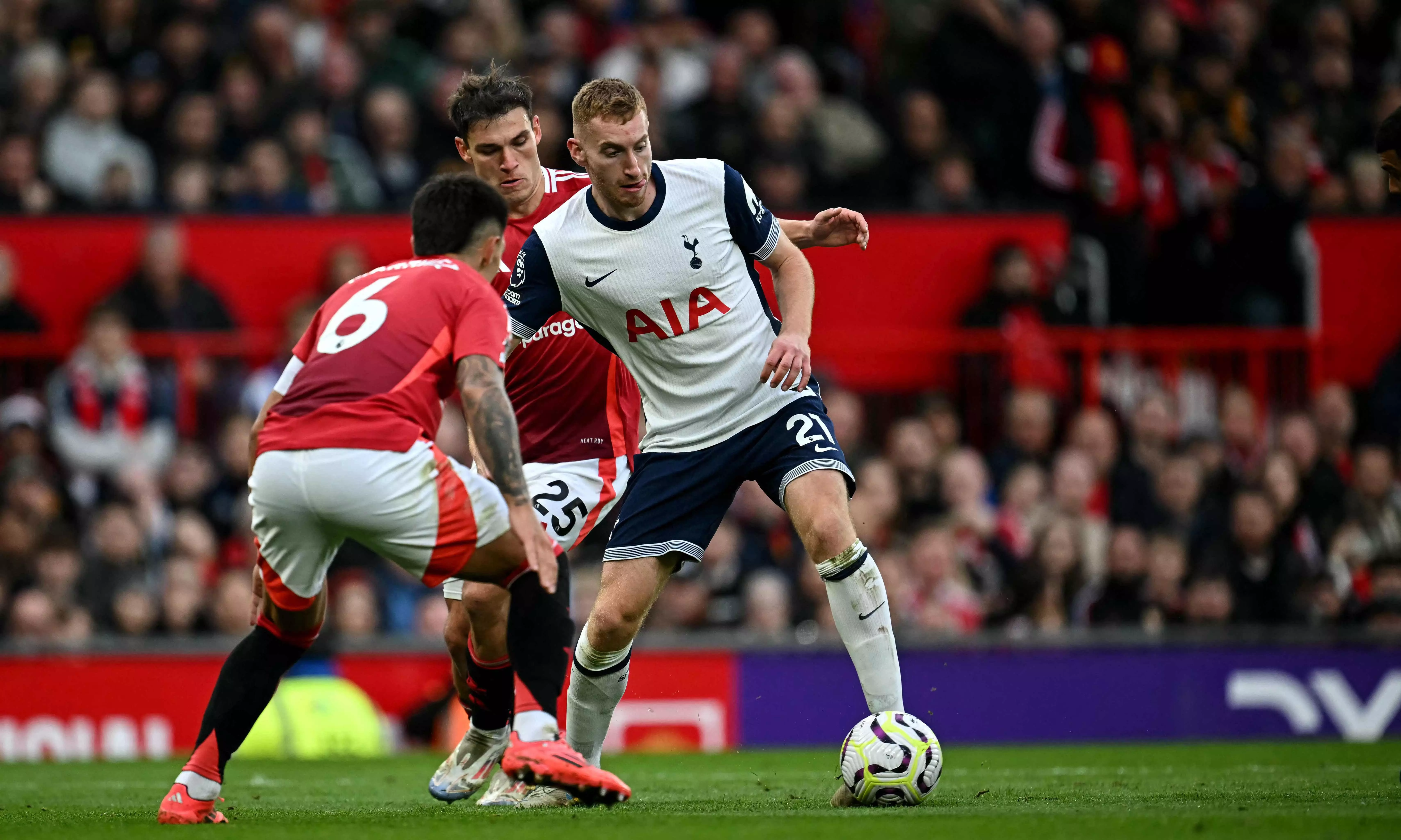 Premier League: Tottenham beat 10-man Manchester United to up pressure on Ten Hag