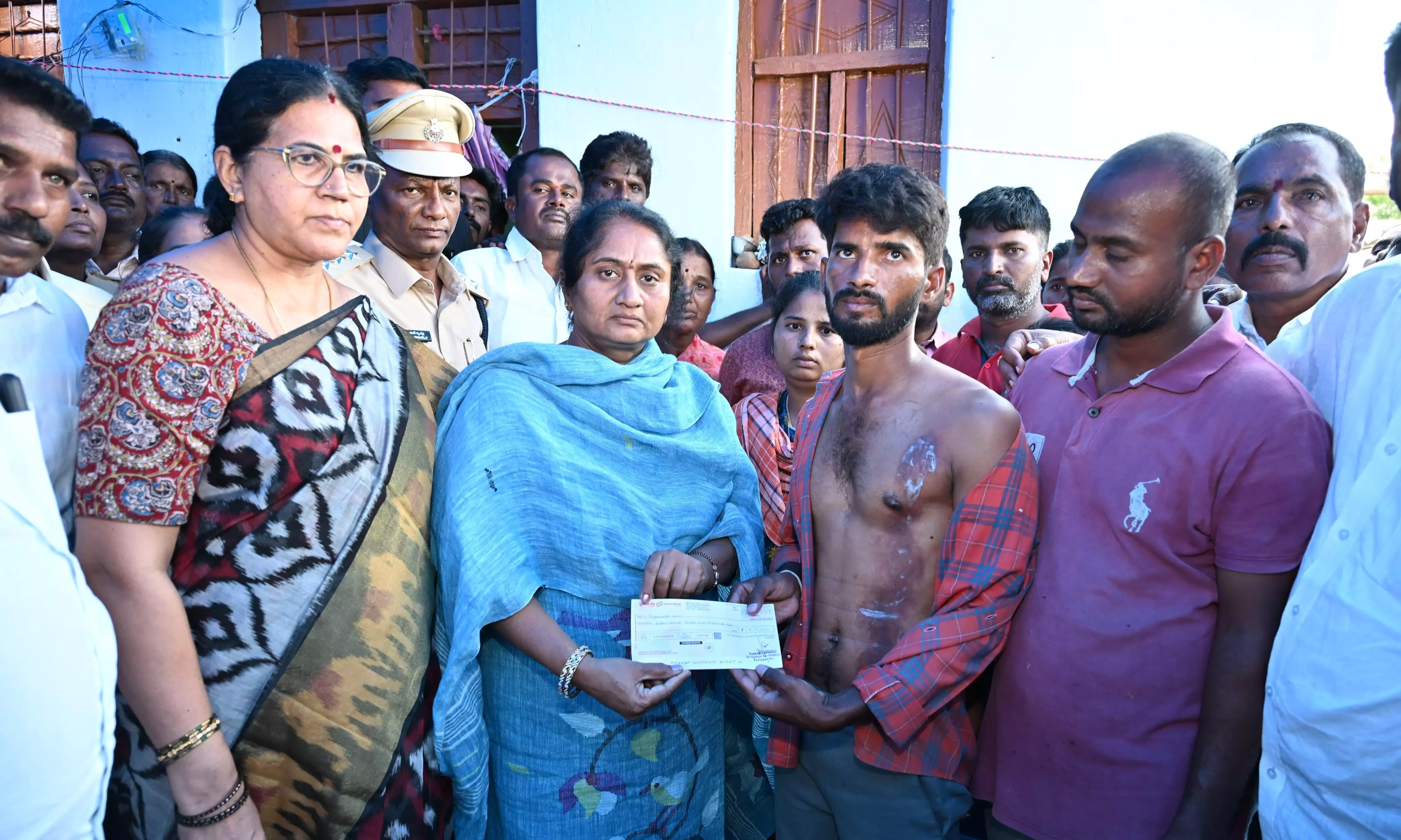 Minister Savitha hands over Rs 8 lakh cheque to victims family