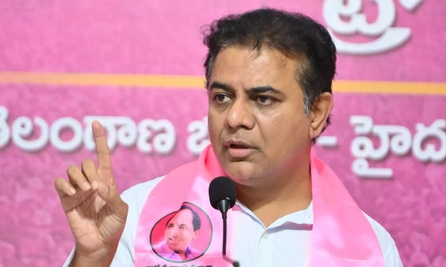 KTR slaps legal notice to Konda Surekha, demands public apology