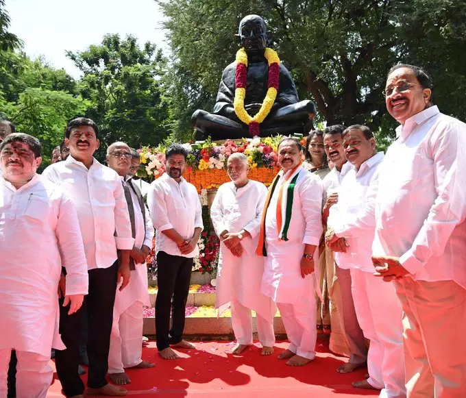 Governor, CM Pay Tributes to Mahatma Gandhi on Birth Anniversary