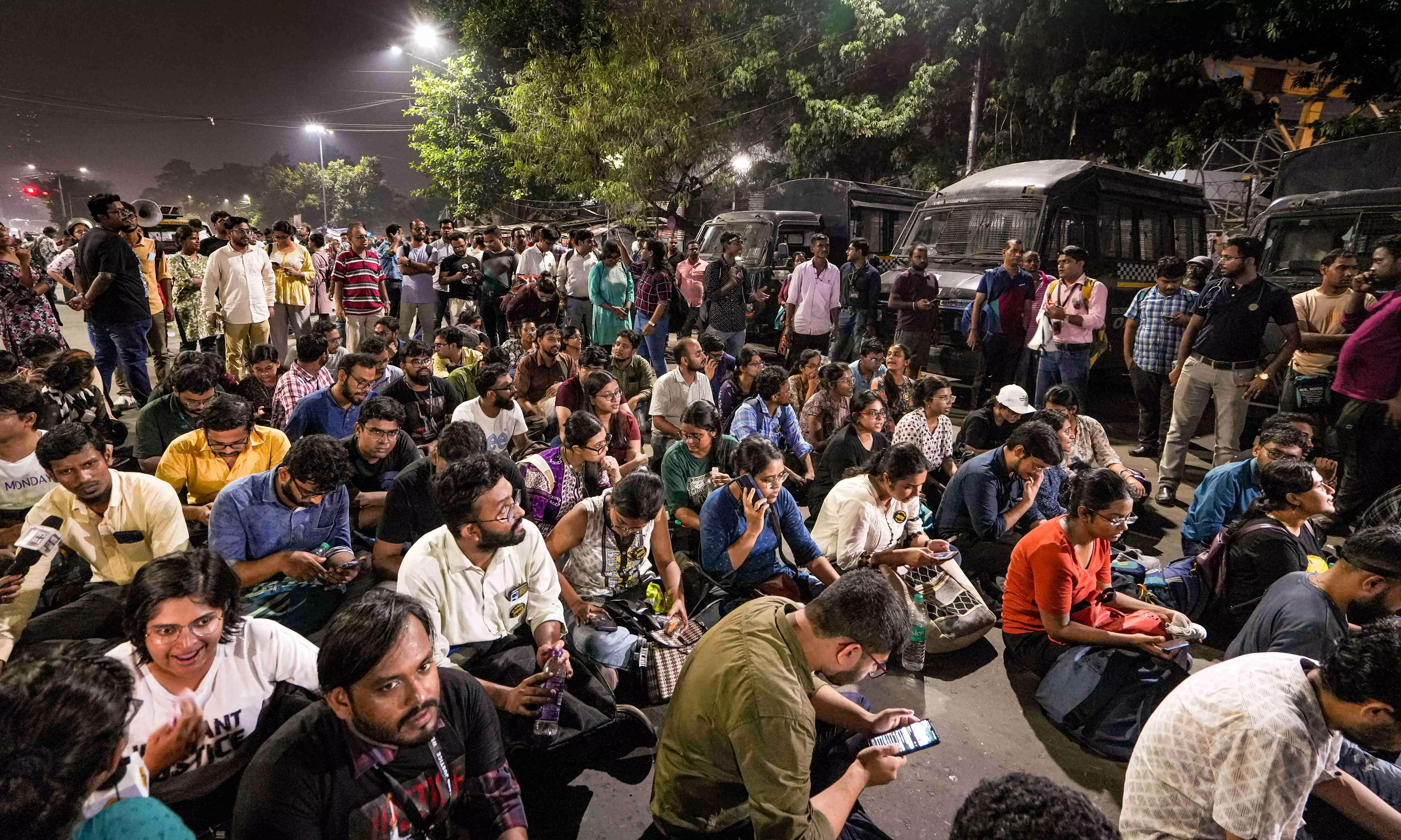 West Bengal junior doctors continue sit-in, wait for state govt to fulfil their demands