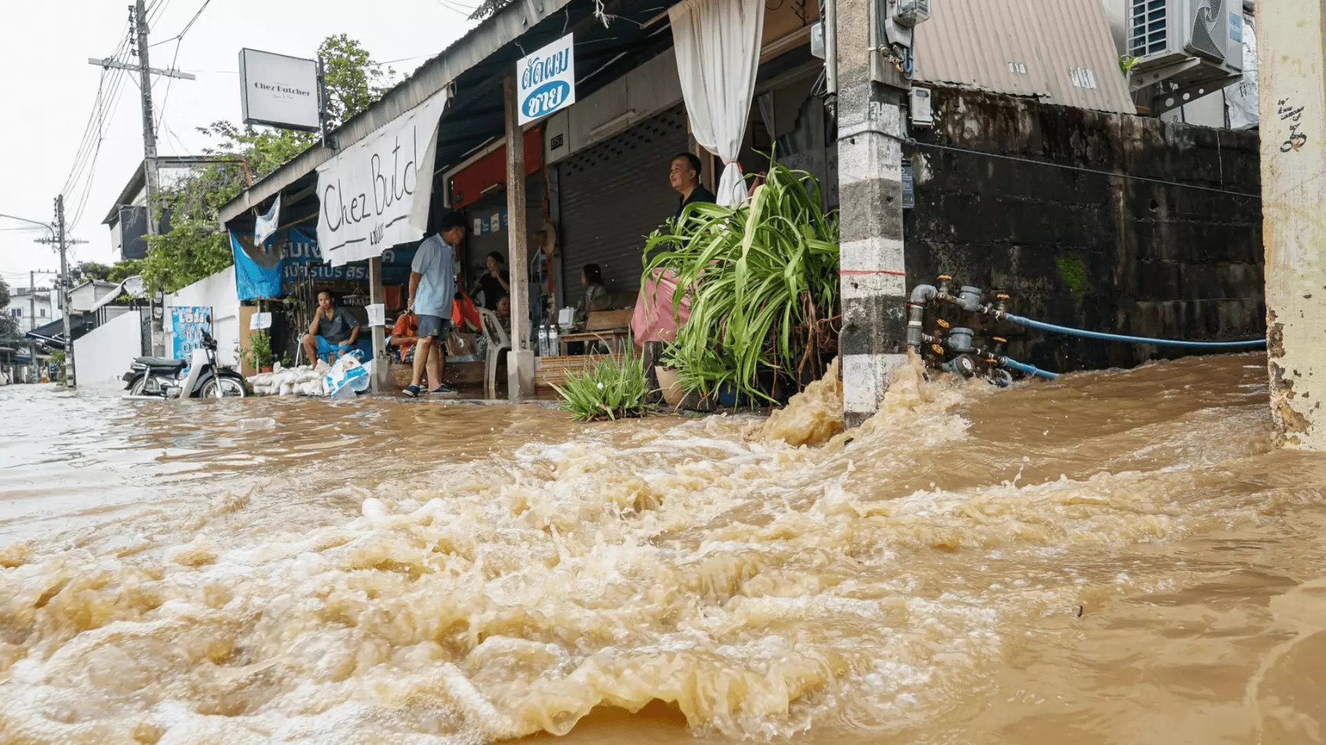 Floods inundate Thailands northern tourist city of Chiang Mai