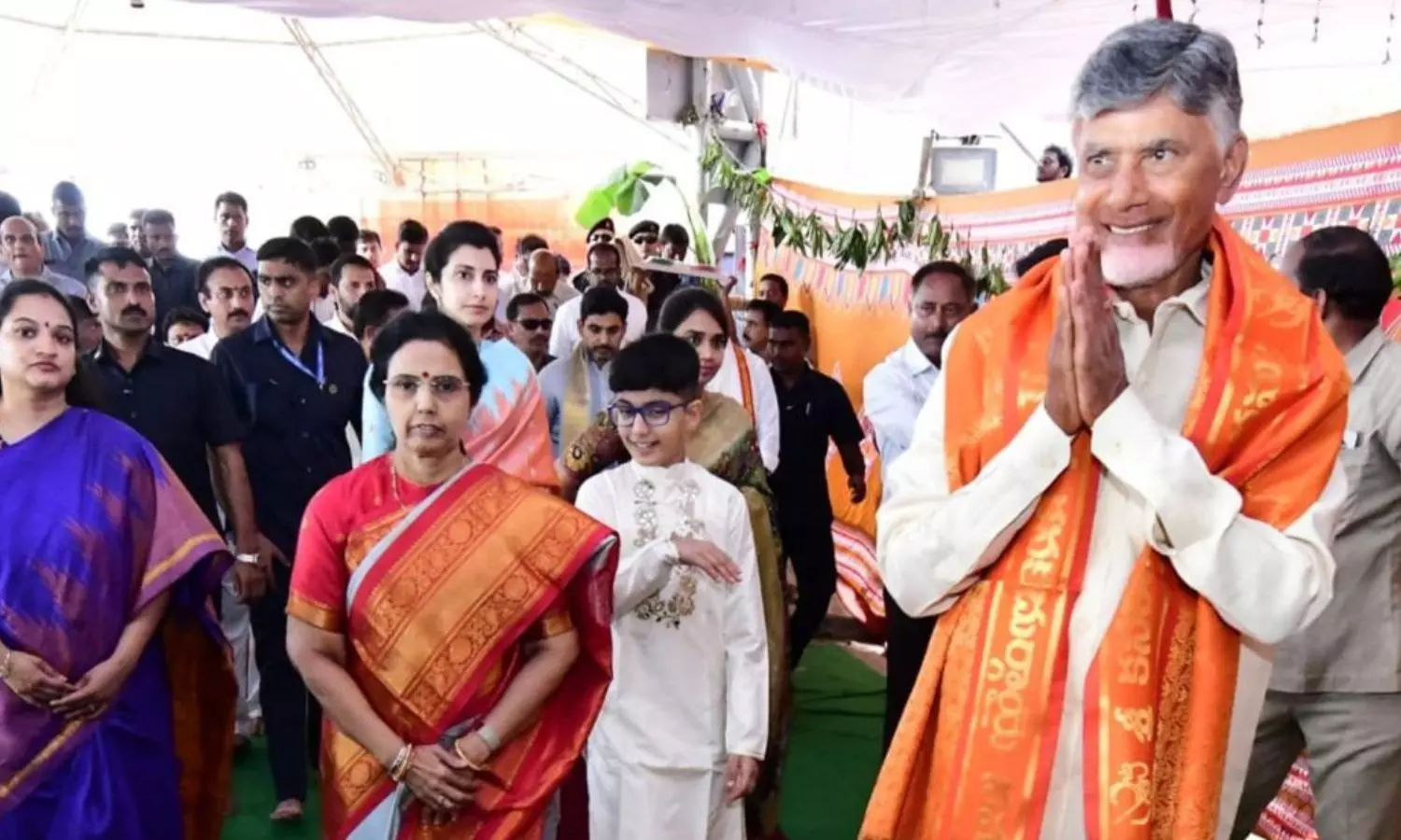 AP CM Naidu visits Kanadurga Temple in Vijayawada, offers prayers