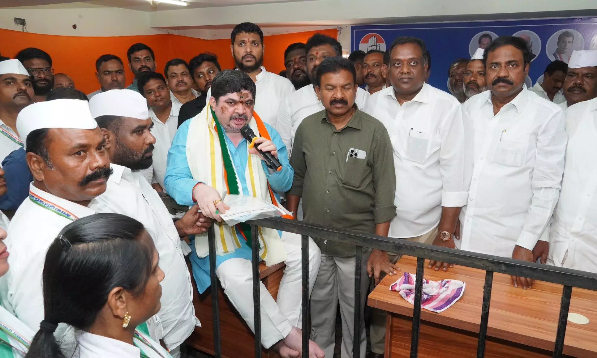 Ponnam Receives 179 Petitions at Meet the Minister