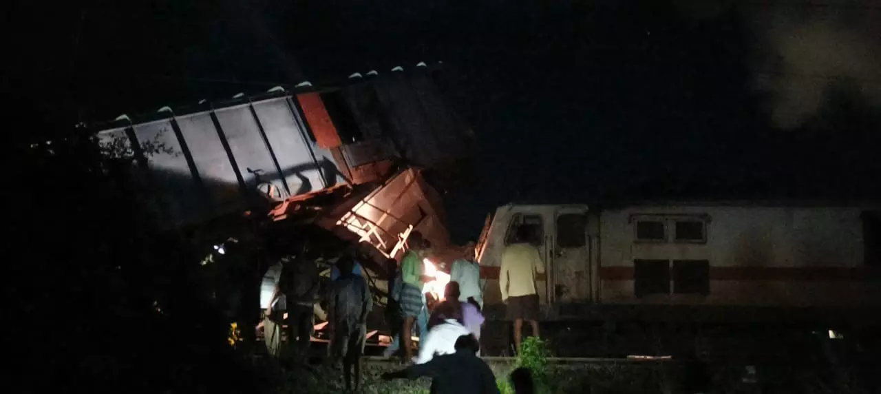 Mysuru-Darbhanga Express Train derails near Kavarapettai