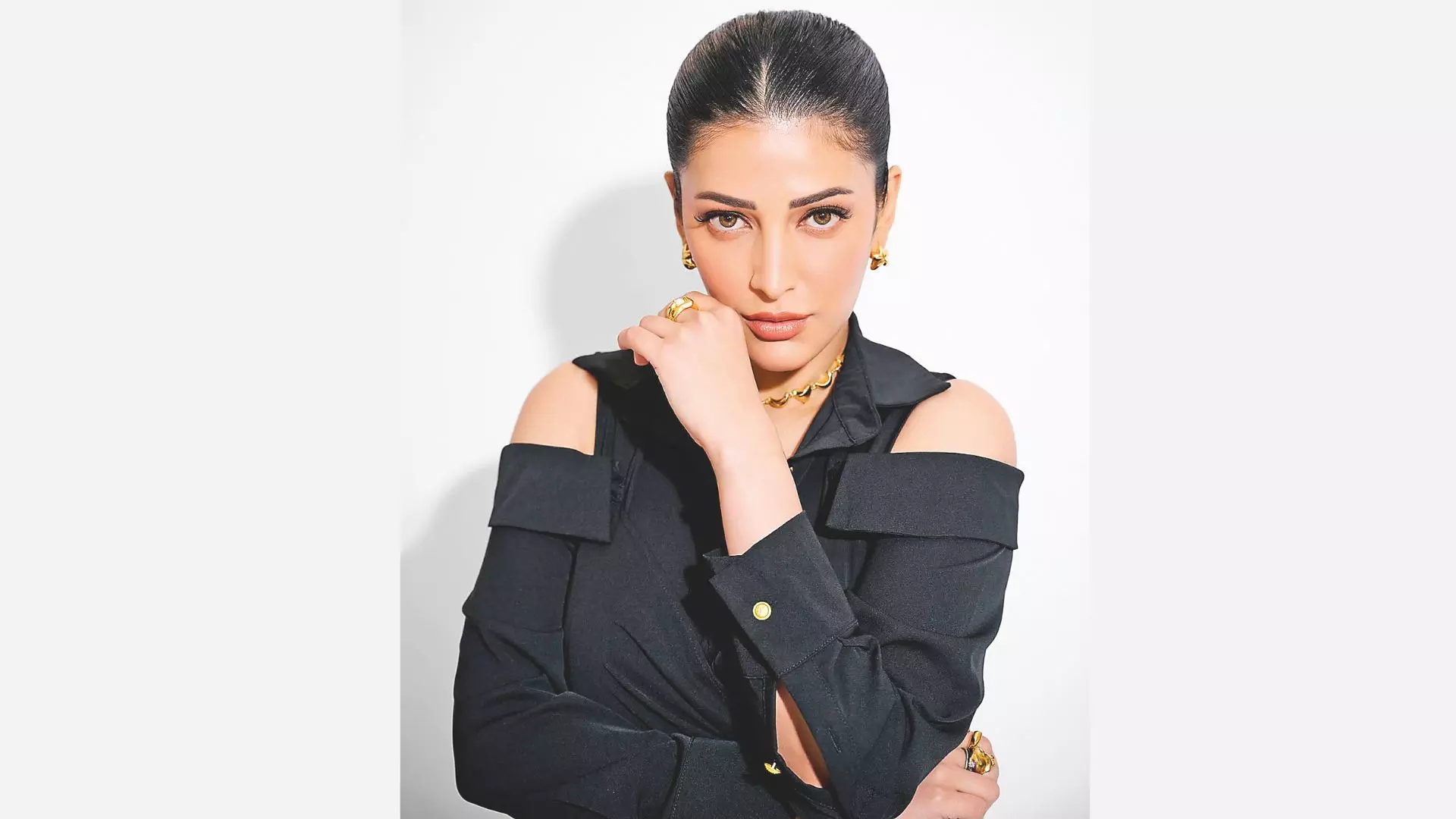 Shruti Haasan walks out of Dacoit?