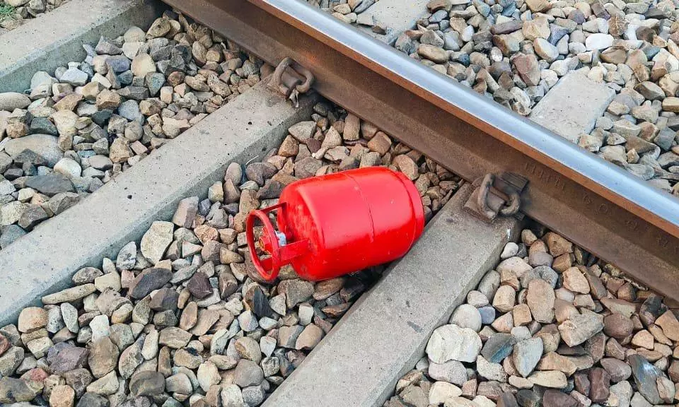 Uttarakhand: Gas Cylinder Found on Tracks in Roorkee