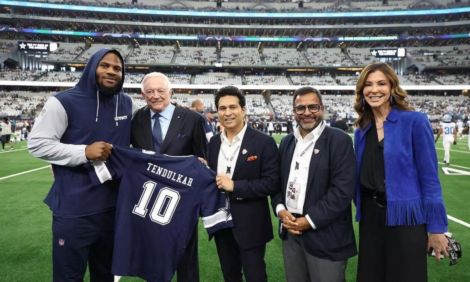 Tendulkar honored by Dallas Cowboys during NFL Game