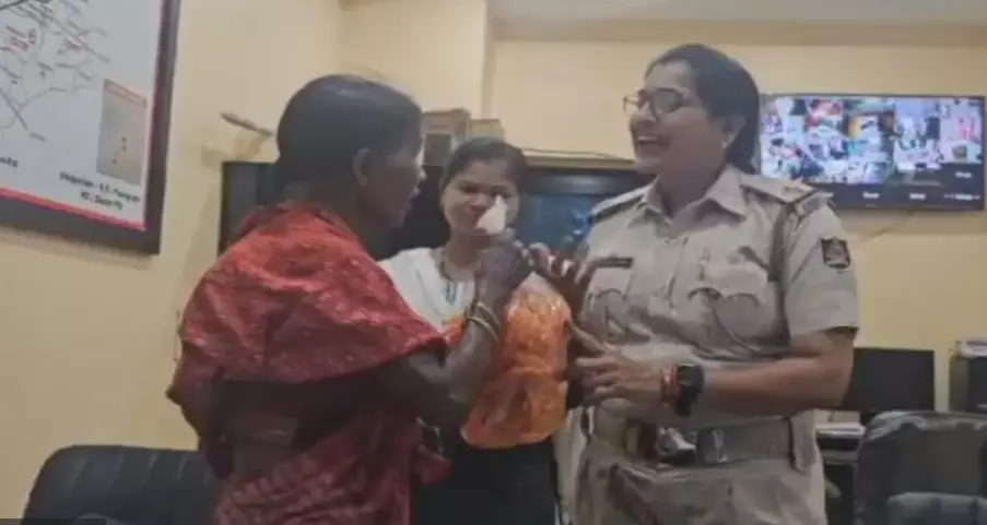 Odisha: Elderly Woman Thanks Cops With Jalebis for Recovering Her Stolen Money