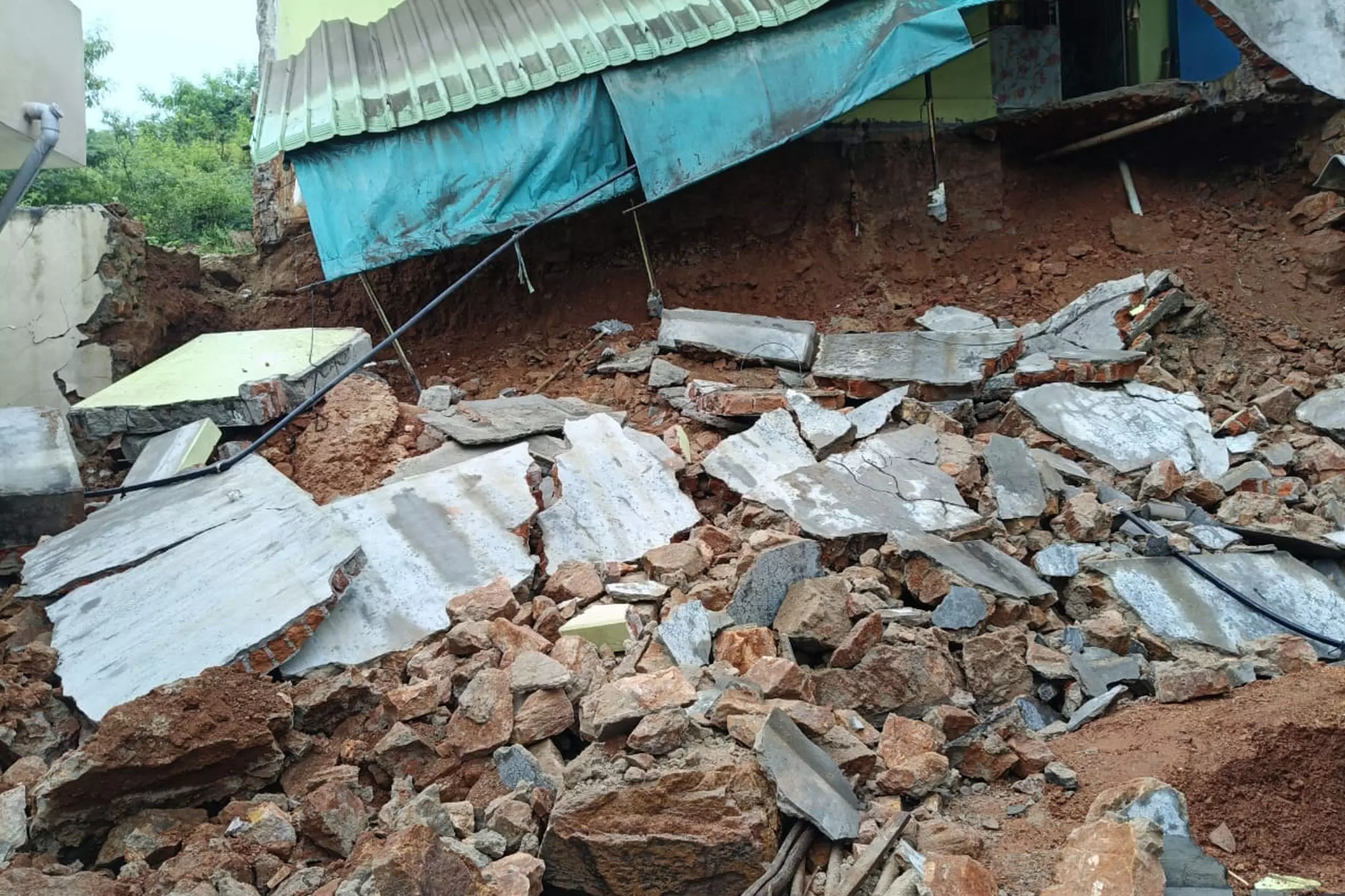 Heavy rain lashes Visakhapatnam, 1 hurt as shed collapses