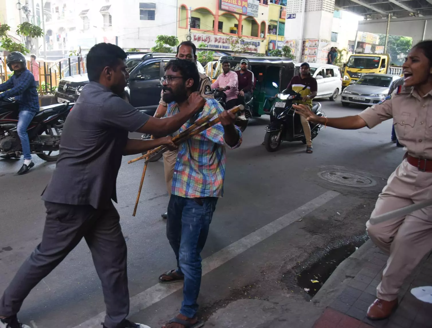 Hyderabad police cane Group-I aspirants at Ashoknagar