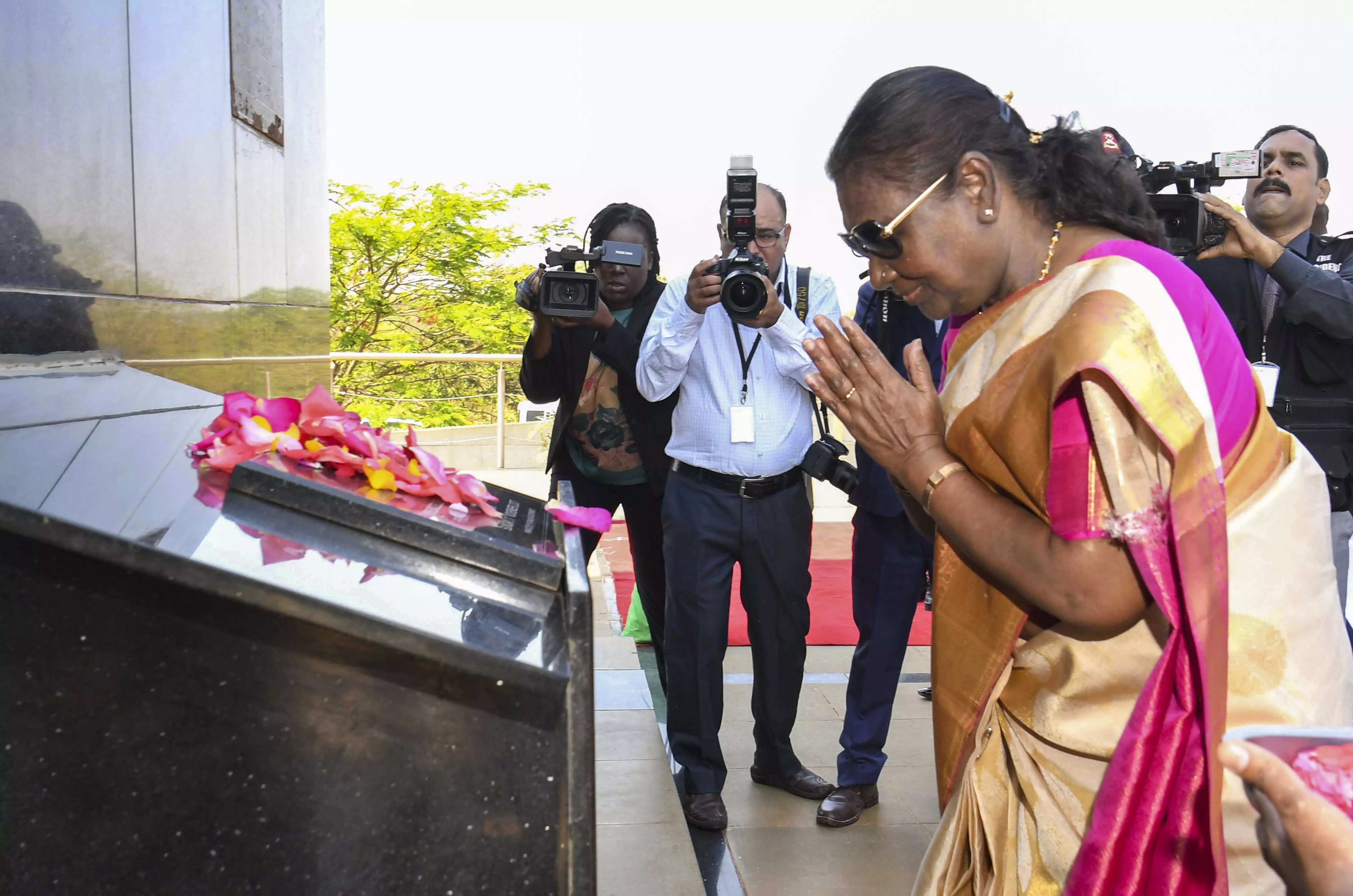 President Murmu Pays Respects At National War Memorial in Malawi