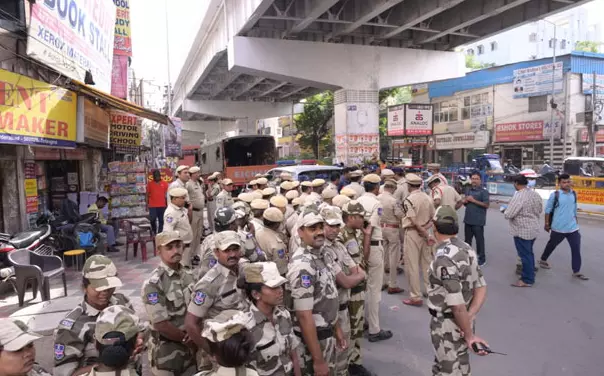 Police detain Group-1 aspirants in Ashok Nagar