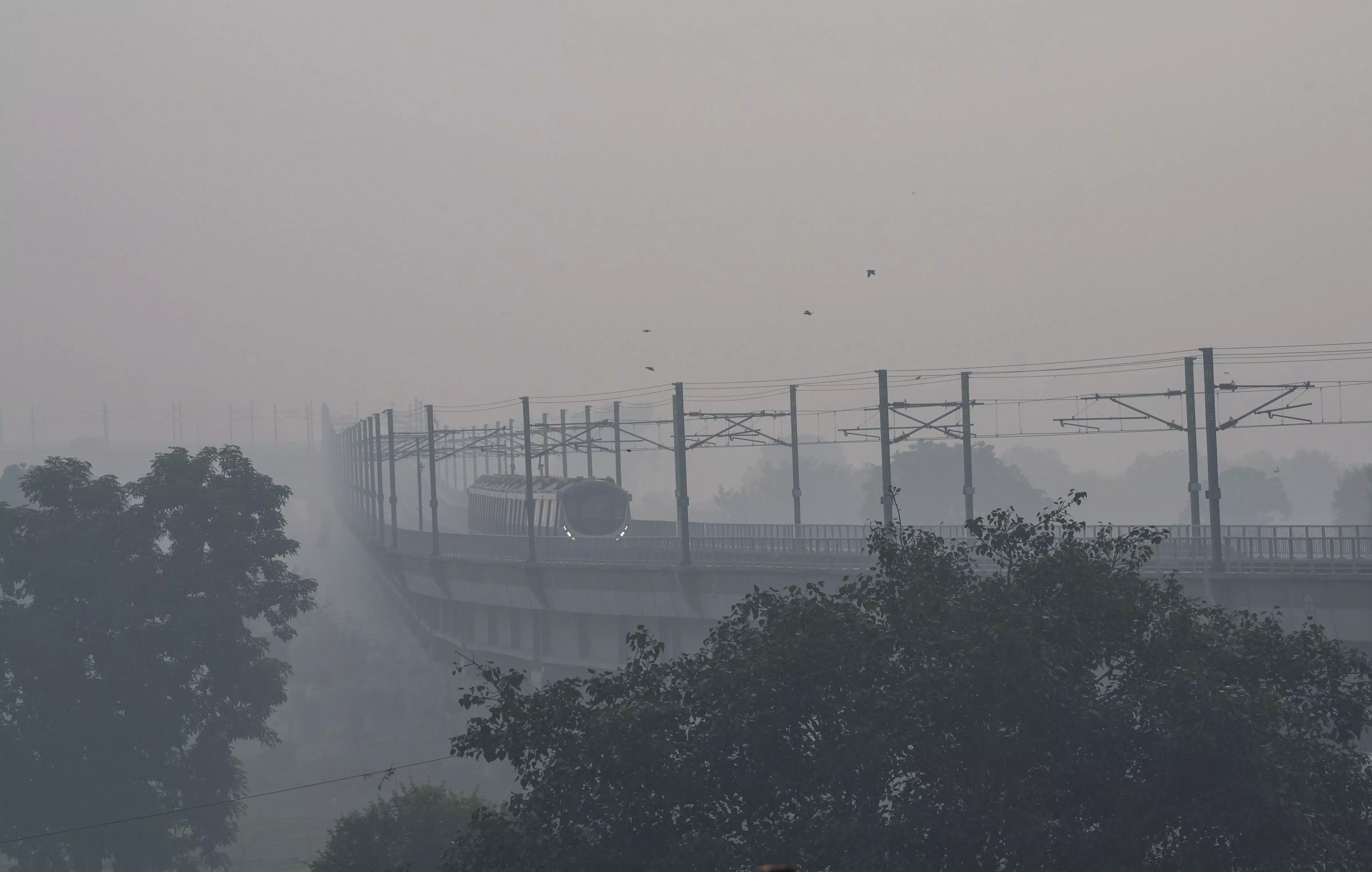 Delhis air quality plummets to very poor category; Smog engulfs national capital