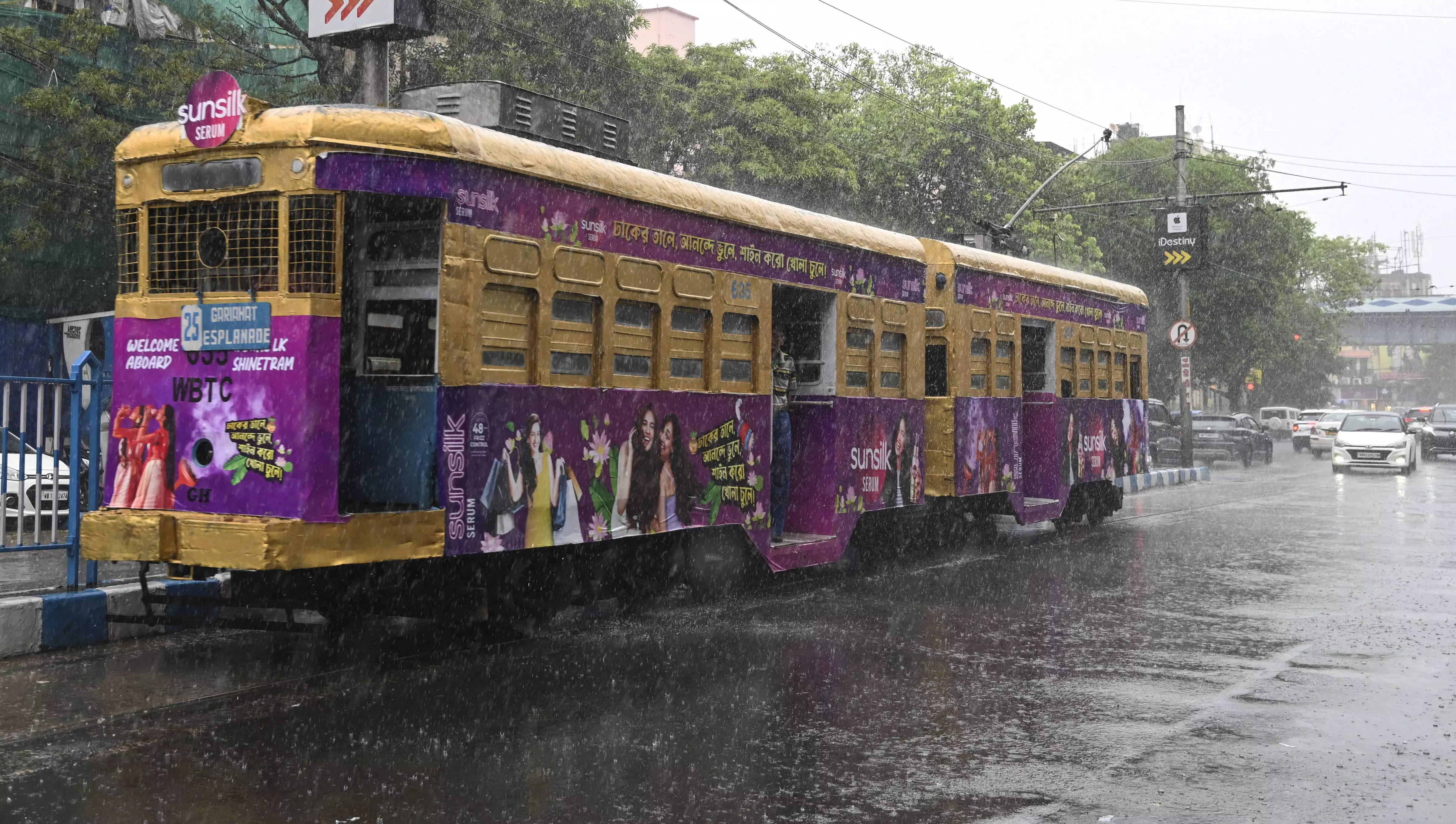 Rain lashes parts of Bengal as severe cyclone Dana moves closer to coast