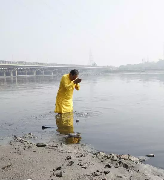 BJP’s Virendra Sachdeva takes a dip in polluted Yamuna river