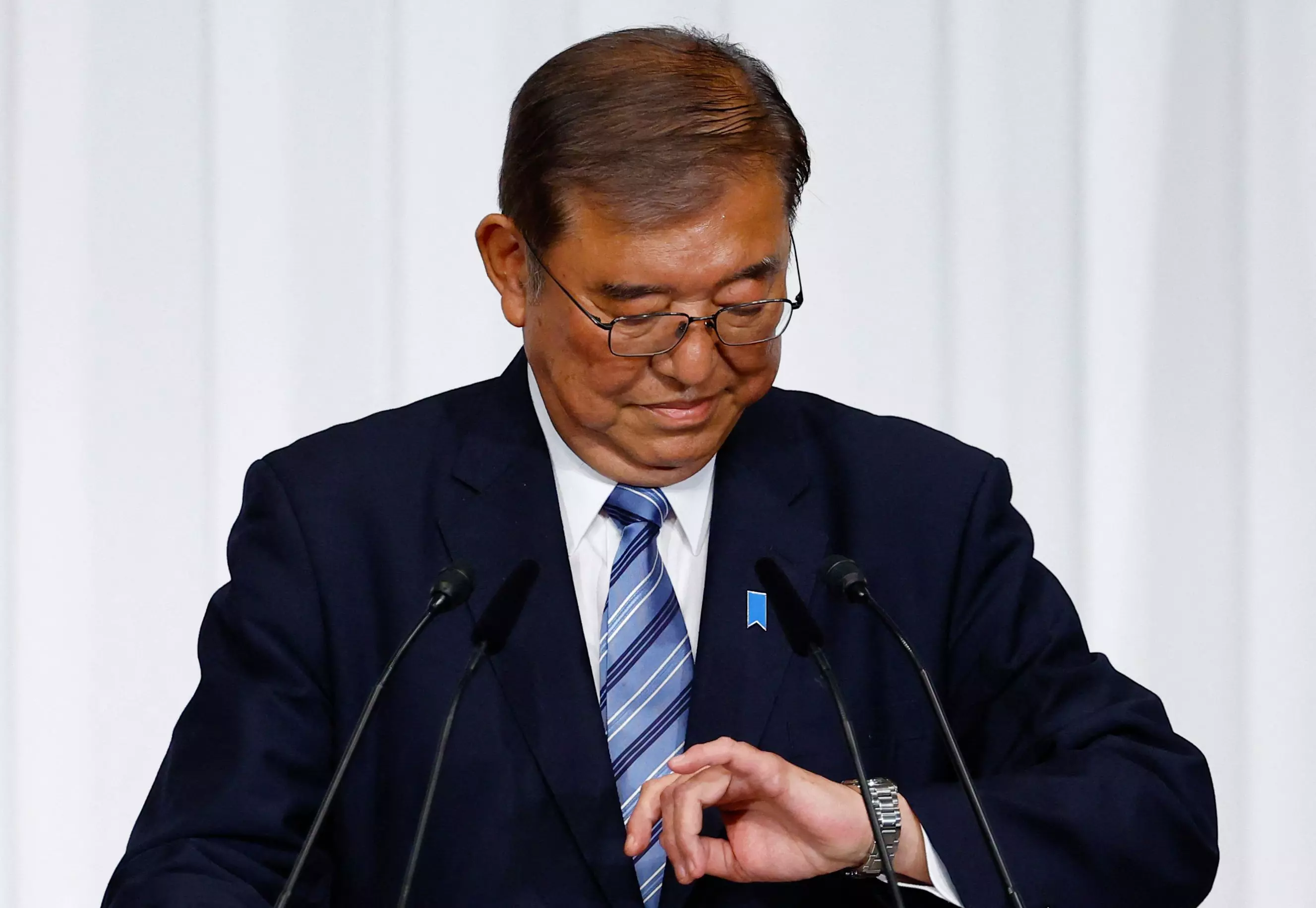 Japans government in flux after election gives no party majority