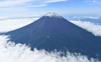 Still no snow on Japans Mount Fuji, breaking record