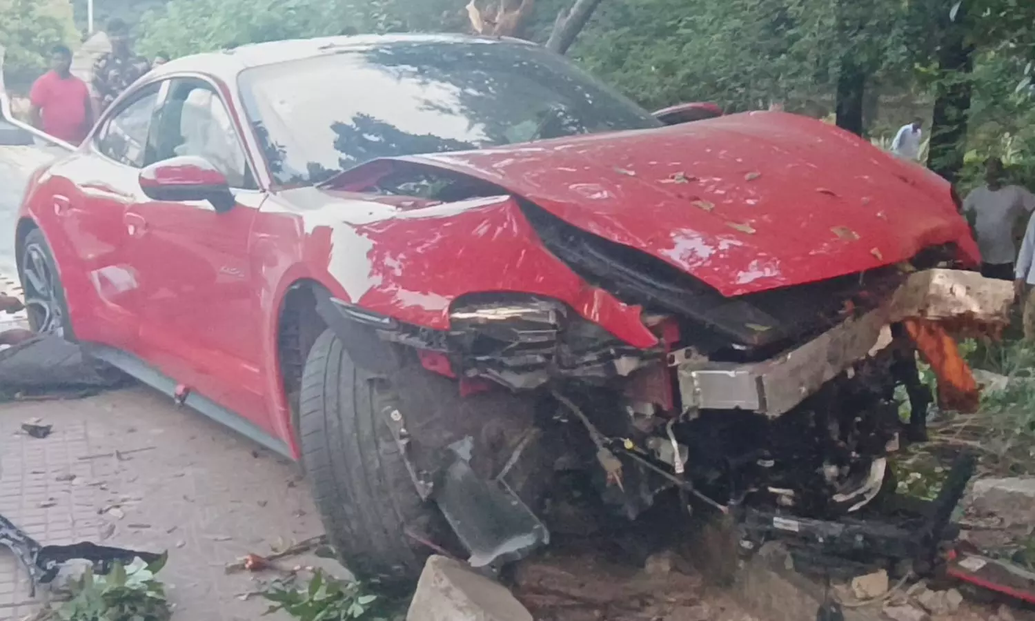 Hyderabad: Car crashes into KBR park wall