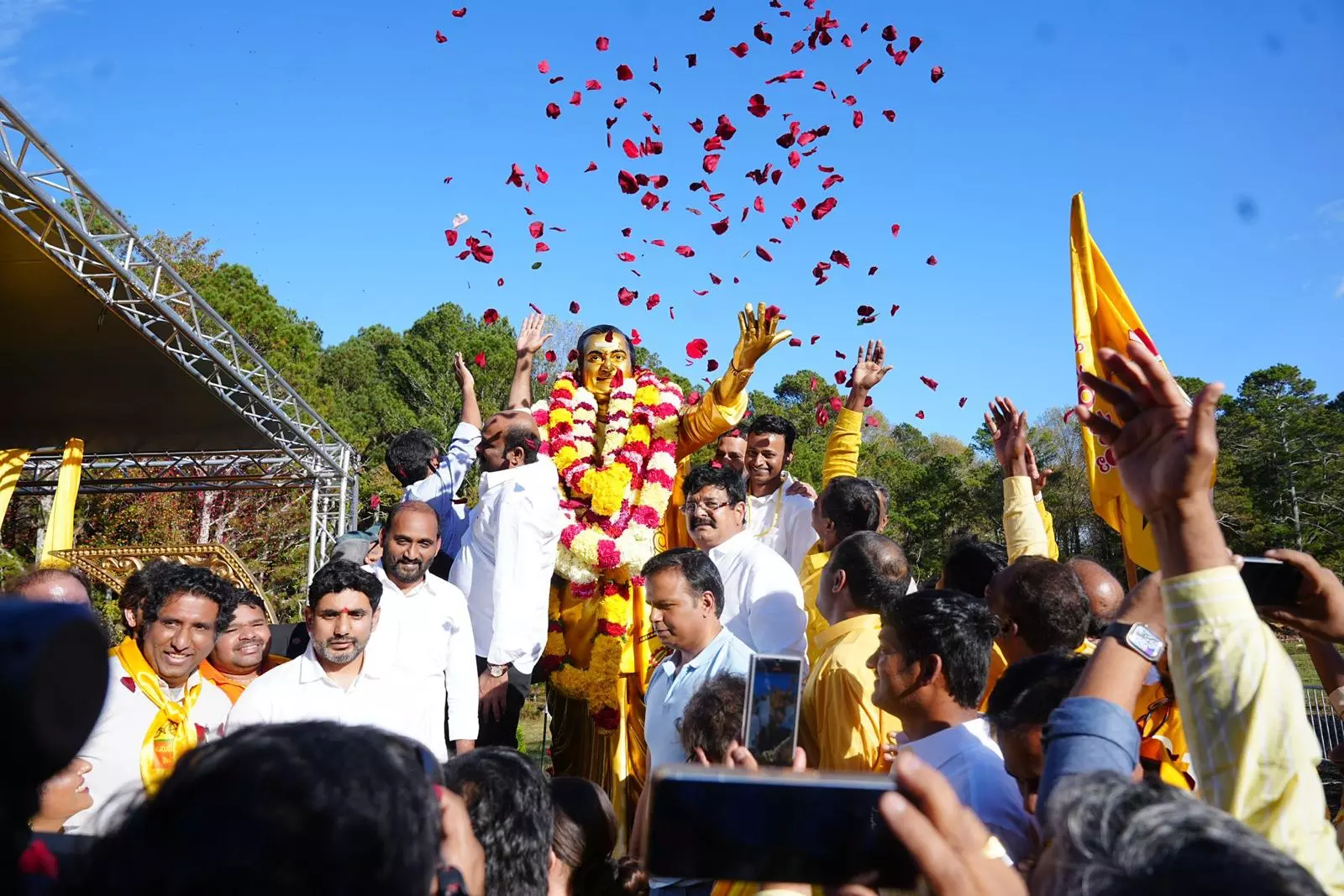 Lokesh unveils NTR’s statue in Atlanta