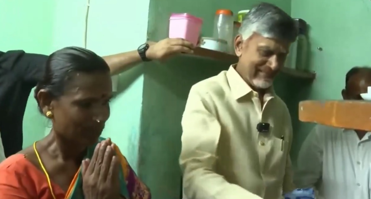 Naidu launches Deepam scheme in Srikakulam