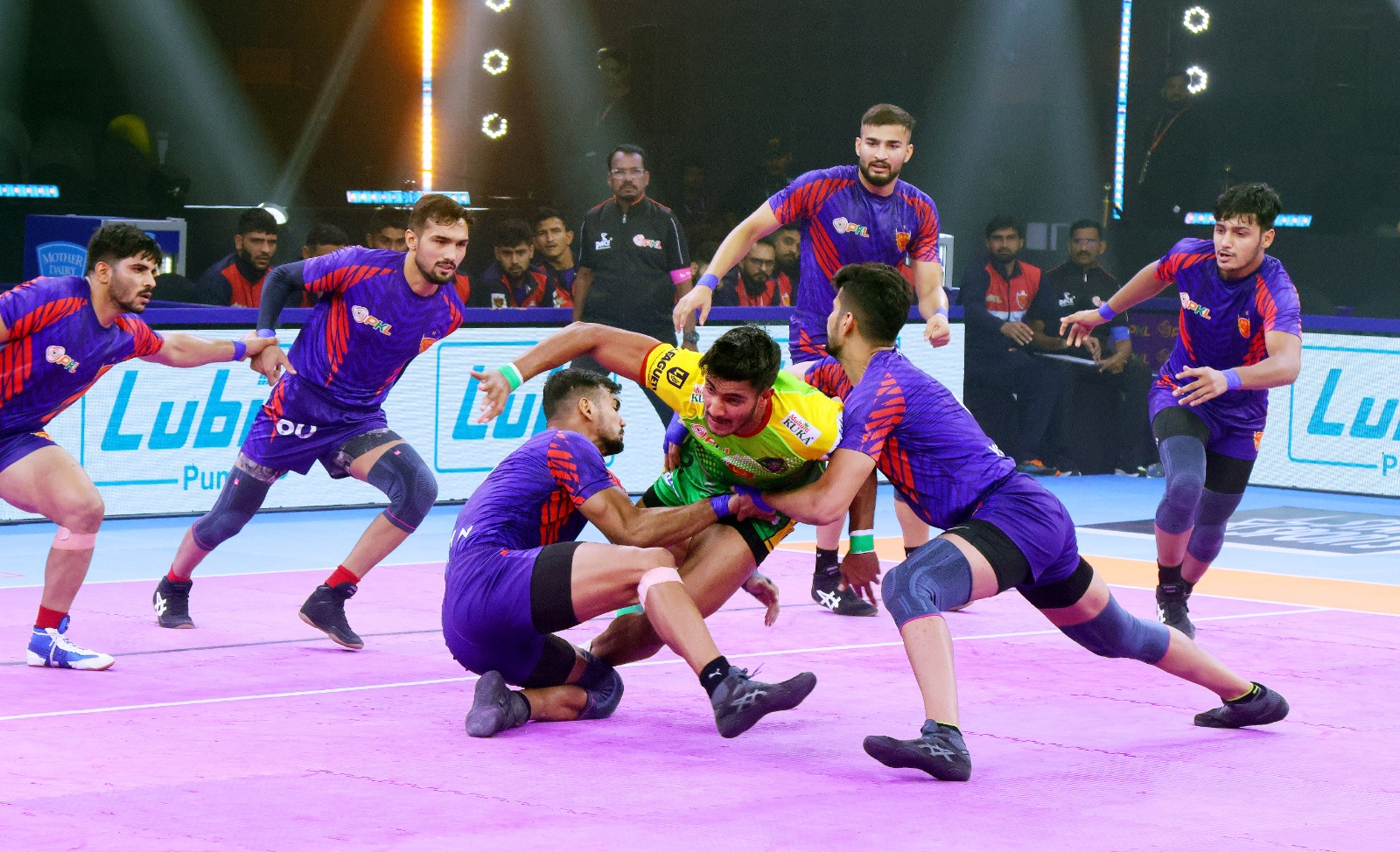 Patna Pirates Dominate Dabang Delhi K.C. in Thrilling Match