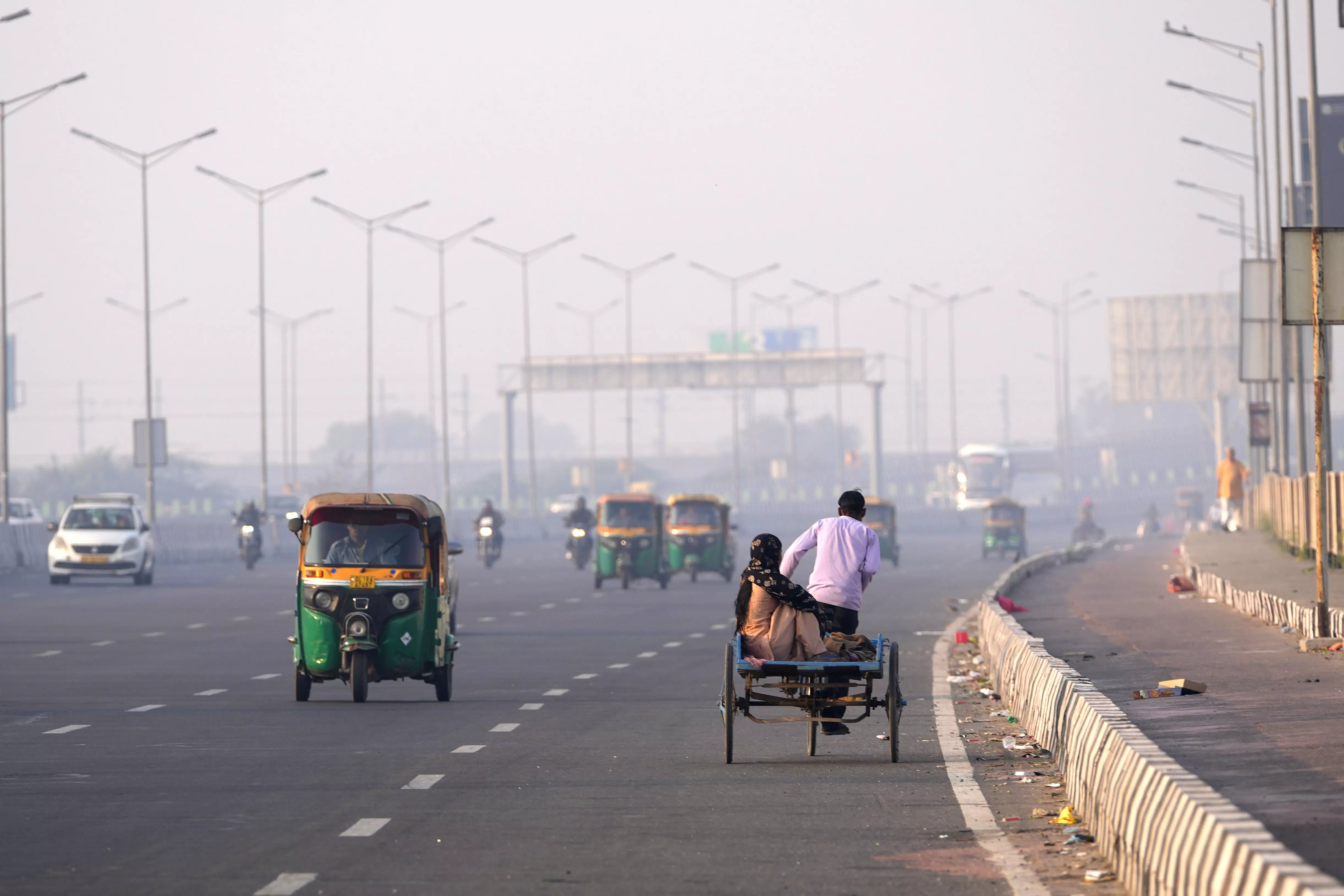 Delhi: AQI at 364, residents face difficulty in breathing