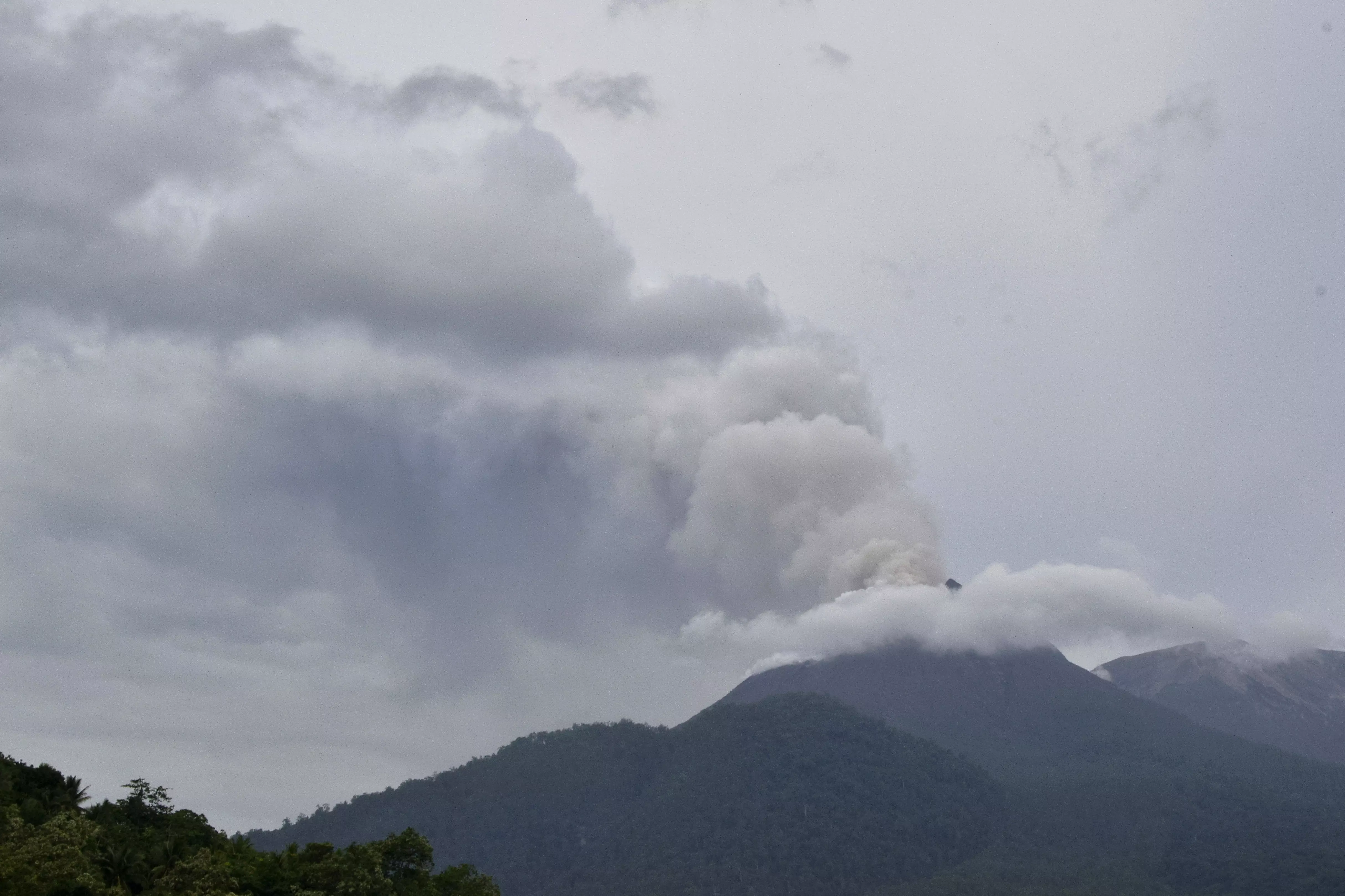 Volcanic eruption kills at least 9, burns houses in Indonesia