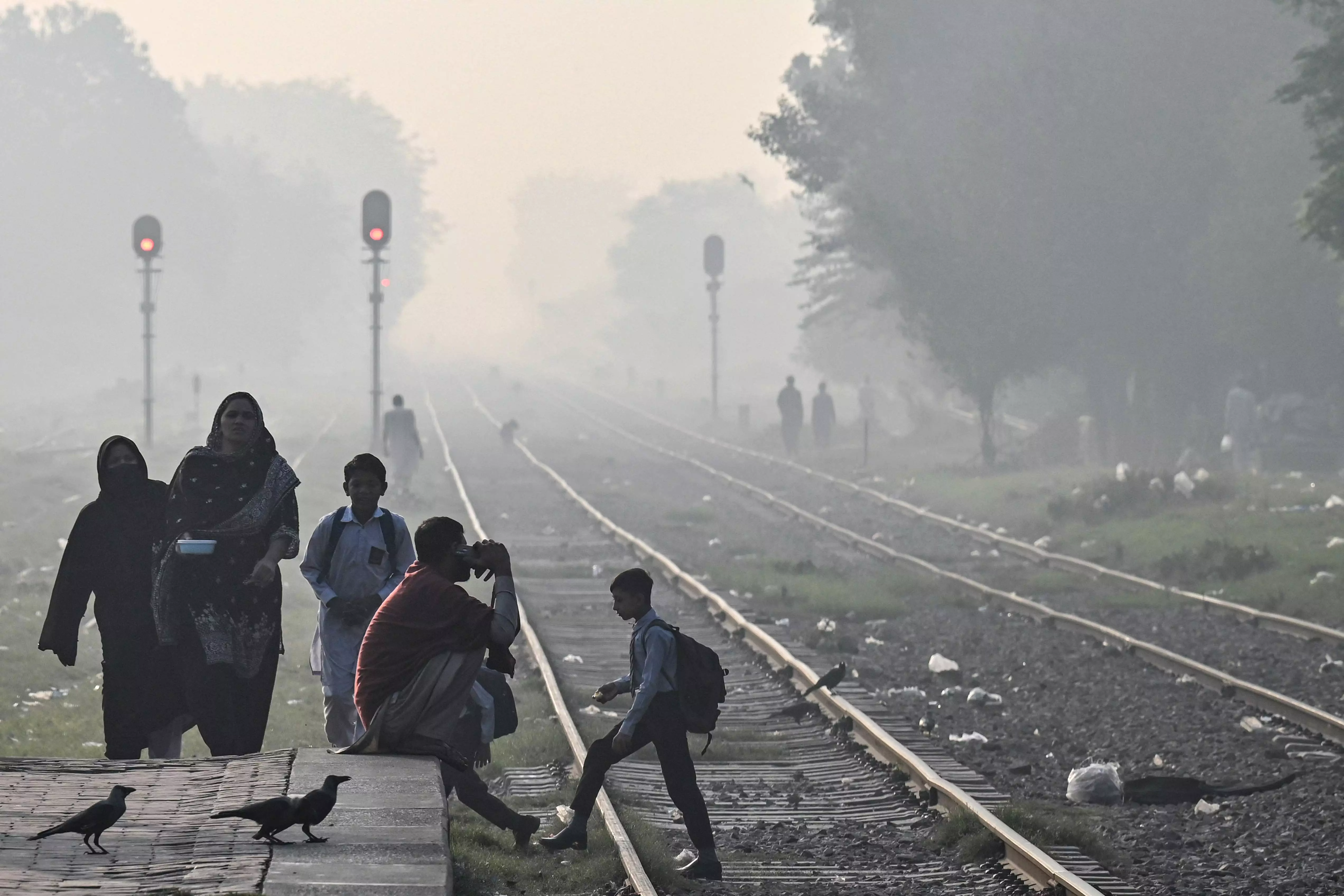 Pakistans Punjab province ministers blame India for worsening smog as air quality index hits record high in Lahore