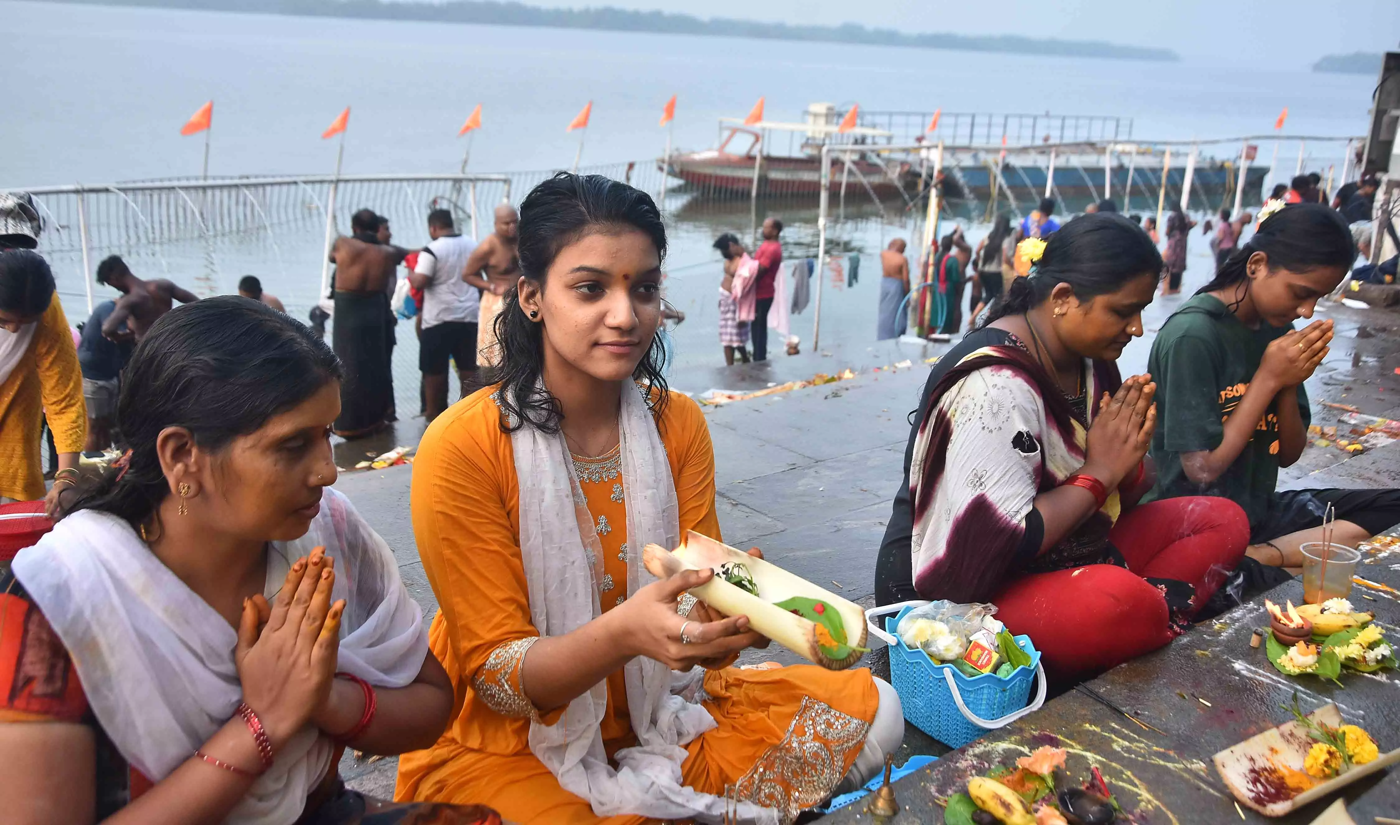 Karthika Somavaram Sees Huge Rush of Devotees