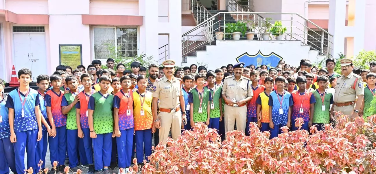 Rachakonda commissioner visits Bibinagar police station