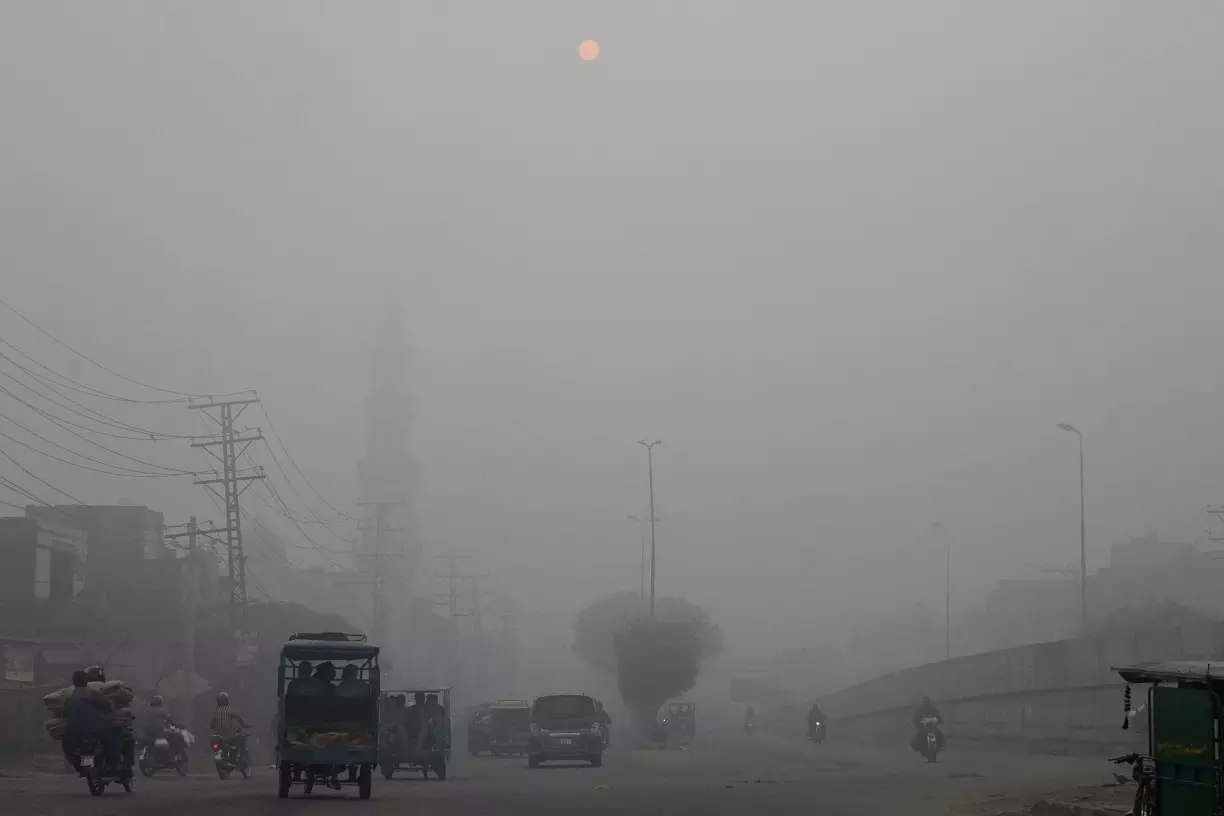 Districts in Pakistan close parks, zoo and schools as residents choke on record-breaking smog wave