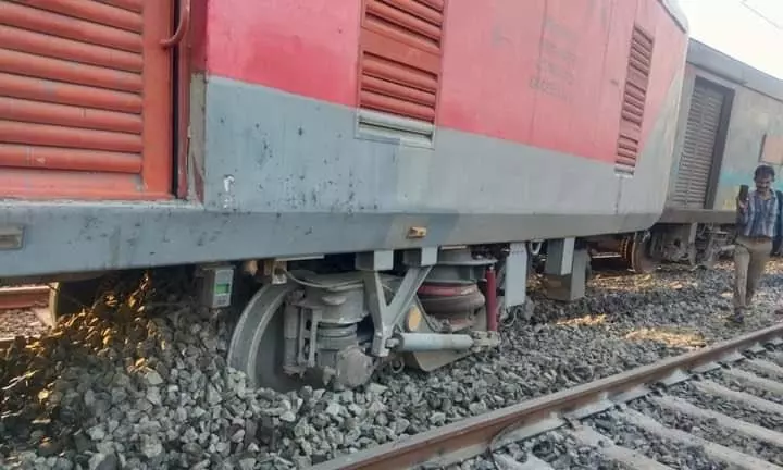 Secunderabad-Shalimar Express Derails